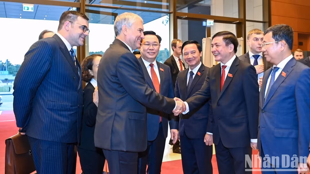 国会主席王廷惠向俄罗斯联邦国家杜马主席维亚切斯拉夫·维克多罗维奇·沃洛金介绍越南代表团成员。 国会主席王廷惠向俄罗斯联邦国家杜马主席维亚切斯拉夫·维克多罗维奇·沃洛金介绍越南代表团成员。