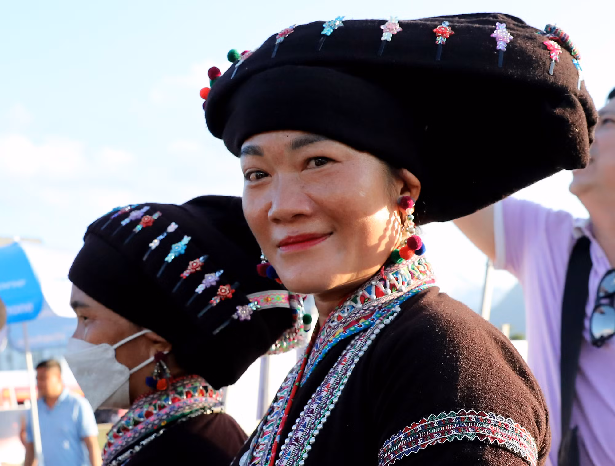一名佬族姑娘。