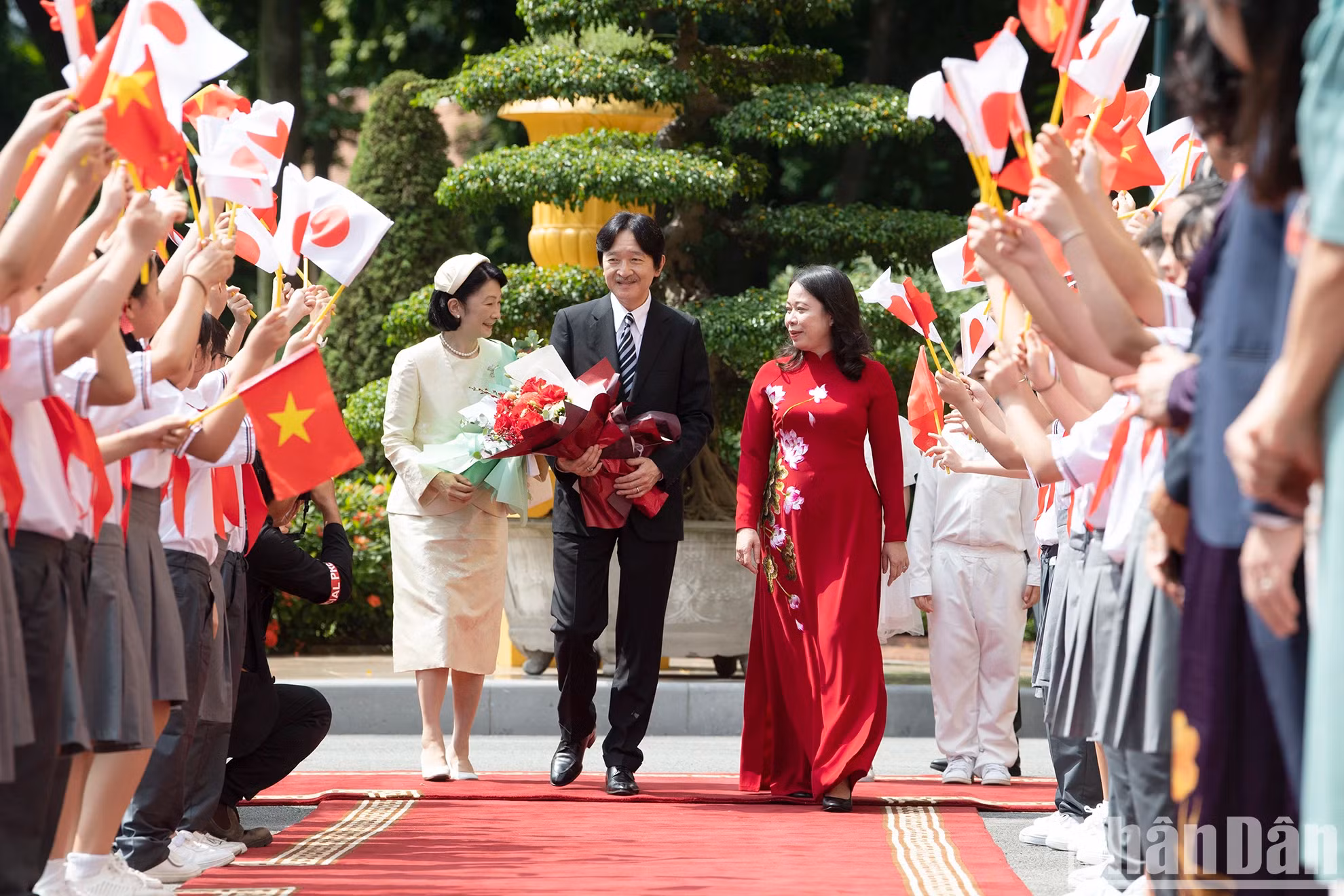 越南国家副主席武氏映春欢迎日本皇嗣秋筱宫文仁亲王和秋筱宫妃纪子访越。