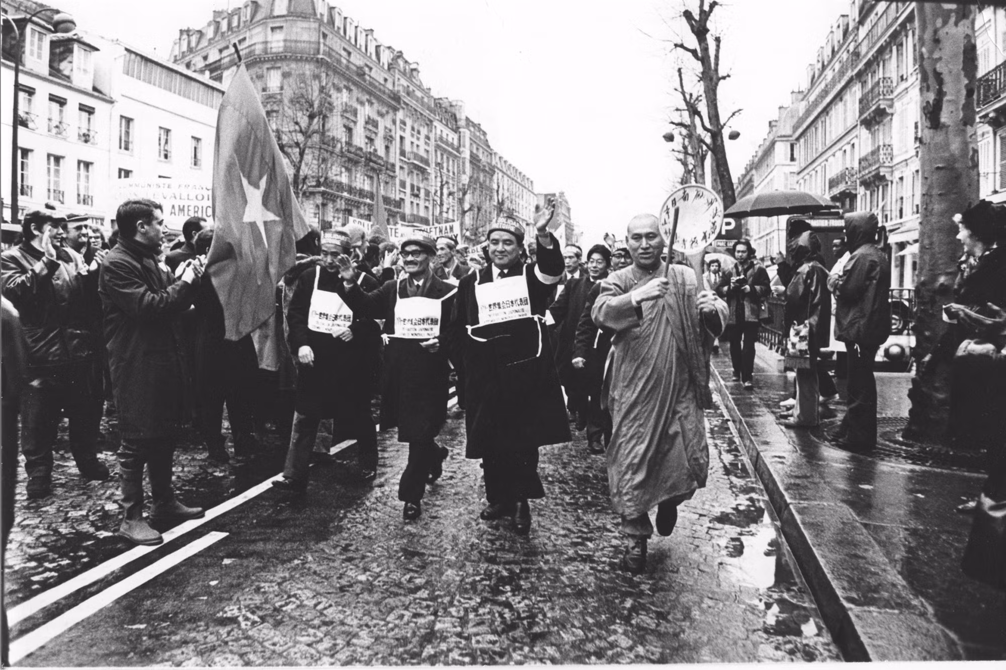 法国群众抗议越南结束战争和恢复和平。 图片于1971年5月8日在巴黎巴士底狱摄。