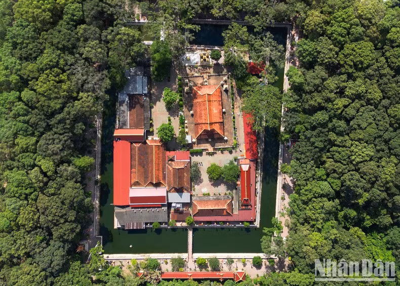恩寺是茶荣省高棉寺庙体系中历史最悠久的寺庙之一，建于10世纪前。该寺庙充分展现了南部高棉寺庙的建筑风格，坐落在约4公顷的广阔院落内，古树成荫，四周环绕着深水护城河。