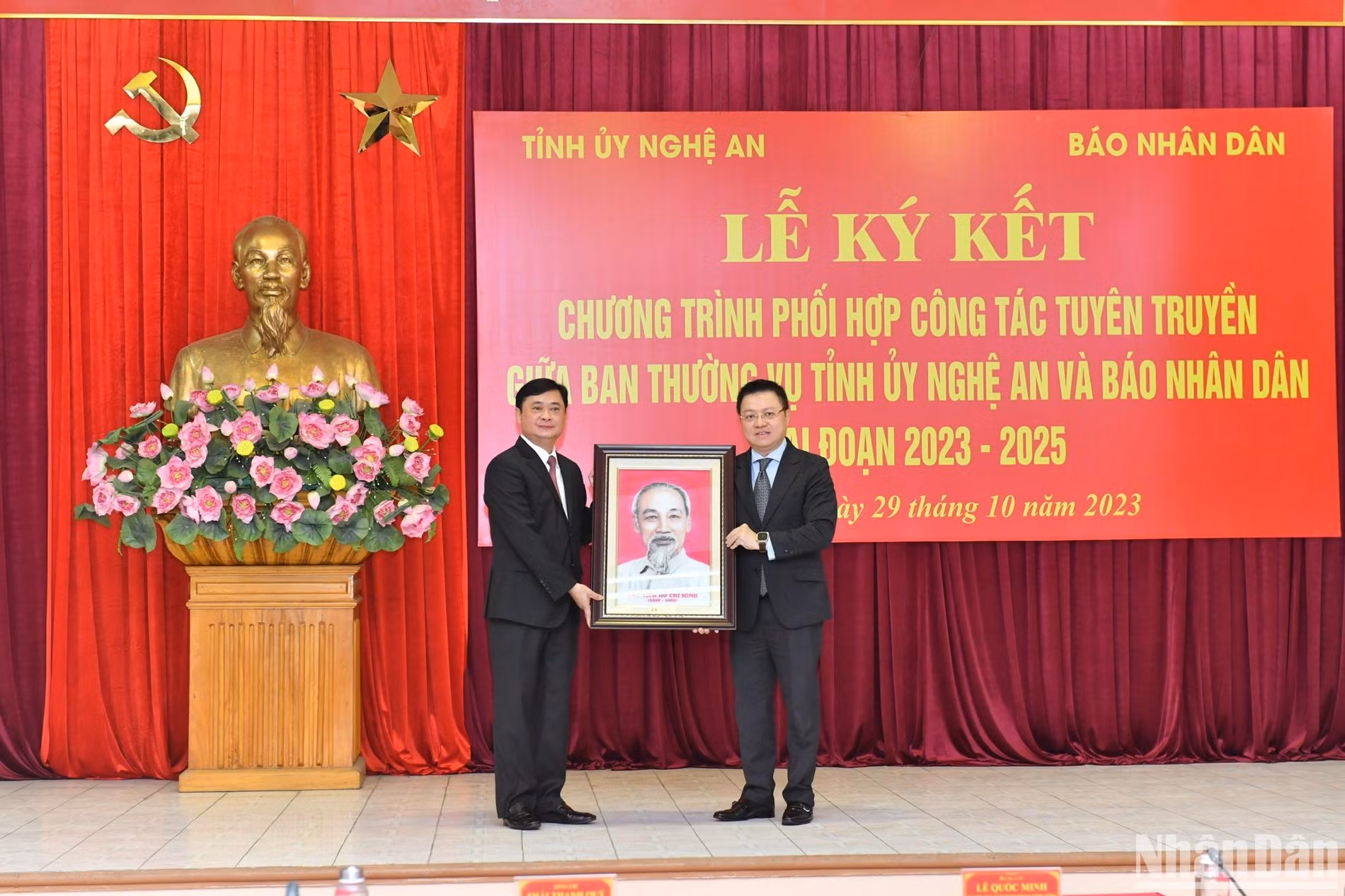 蔡青贵同志向《人民报》赠送纪念品。