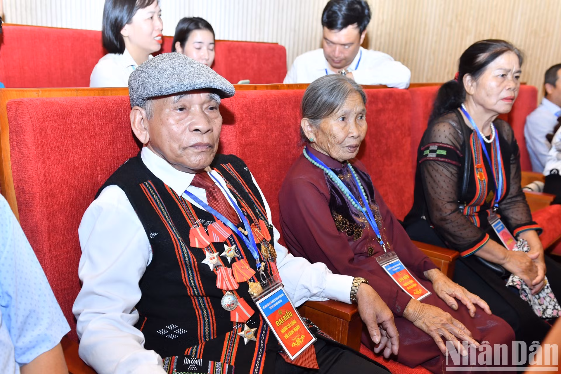 少数民族代表出席会议。