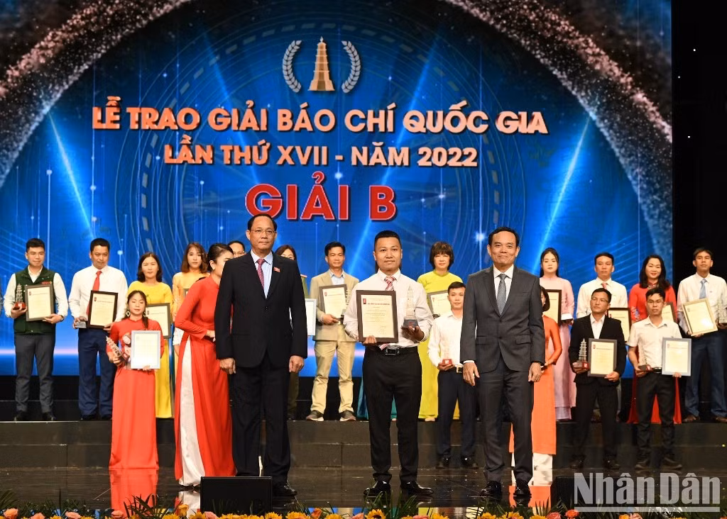 越南政府副总理陈流光与国会副主席陈光方向《人民报》人民报网部记者组代表授予B等奖。