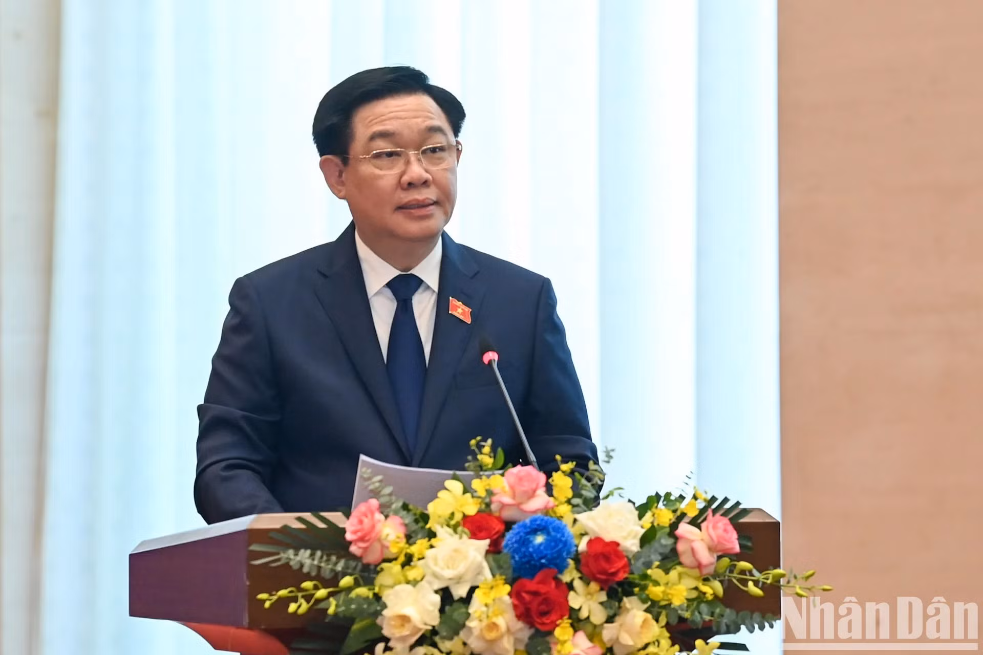 越南国会主席王廷惠在会议上发表讲话。 越南国会主席王廷惠在会议上发表讲话。