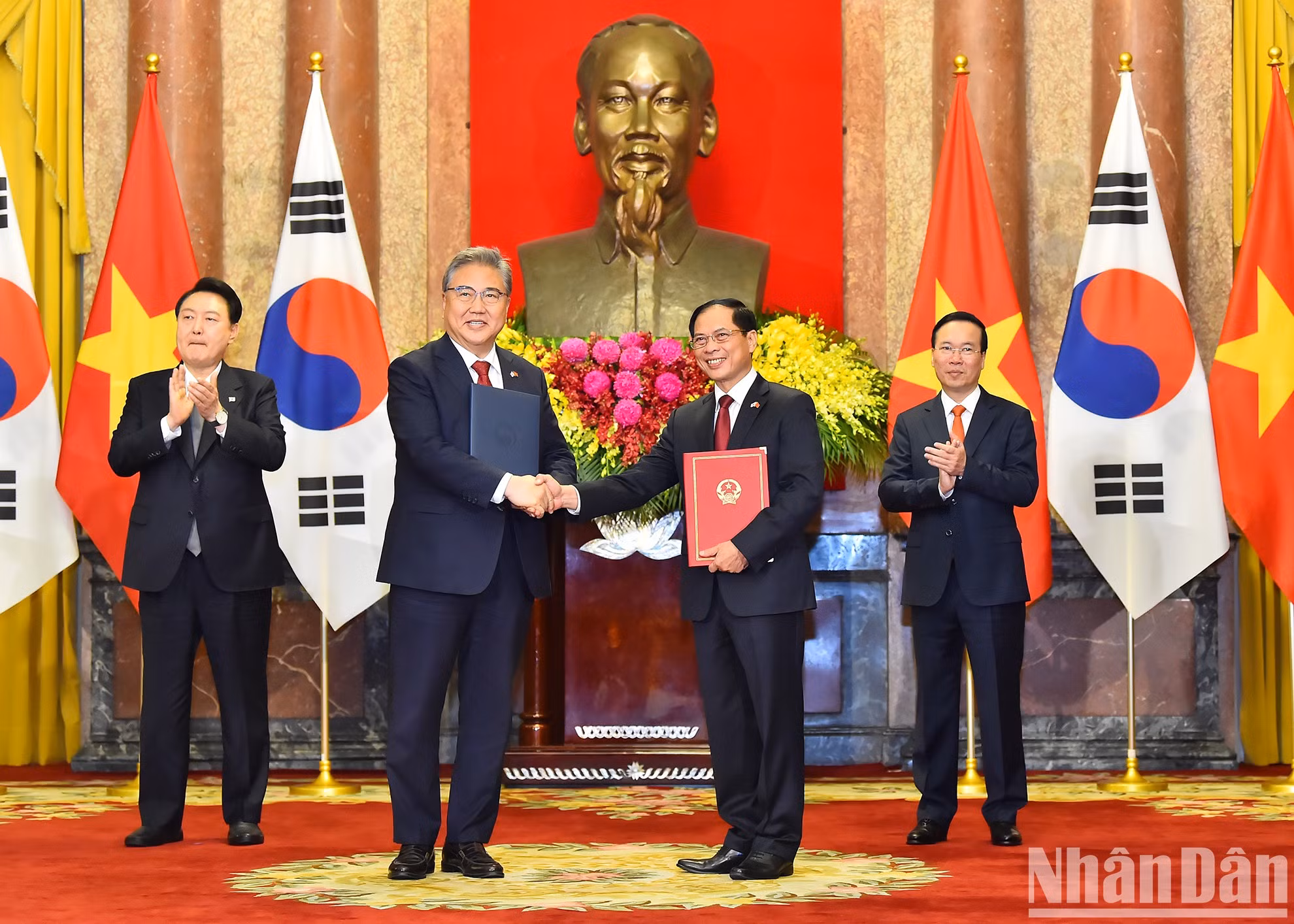 越南国家主席武文赏与韩国总统尹锡悦见证了越南外交部长裴青山和韩国外交部长朴镇就越南和韩国开展两国战略伙伴关系的行动计划的文件交换仪式。 越南国家主席武文赏与韩国总统尹锡悦见证了越南外交部长裴青山和韩国外交部长朴镇就越南和韩国开展两国战略伙伴关系的行动计划的文件交换仪式。