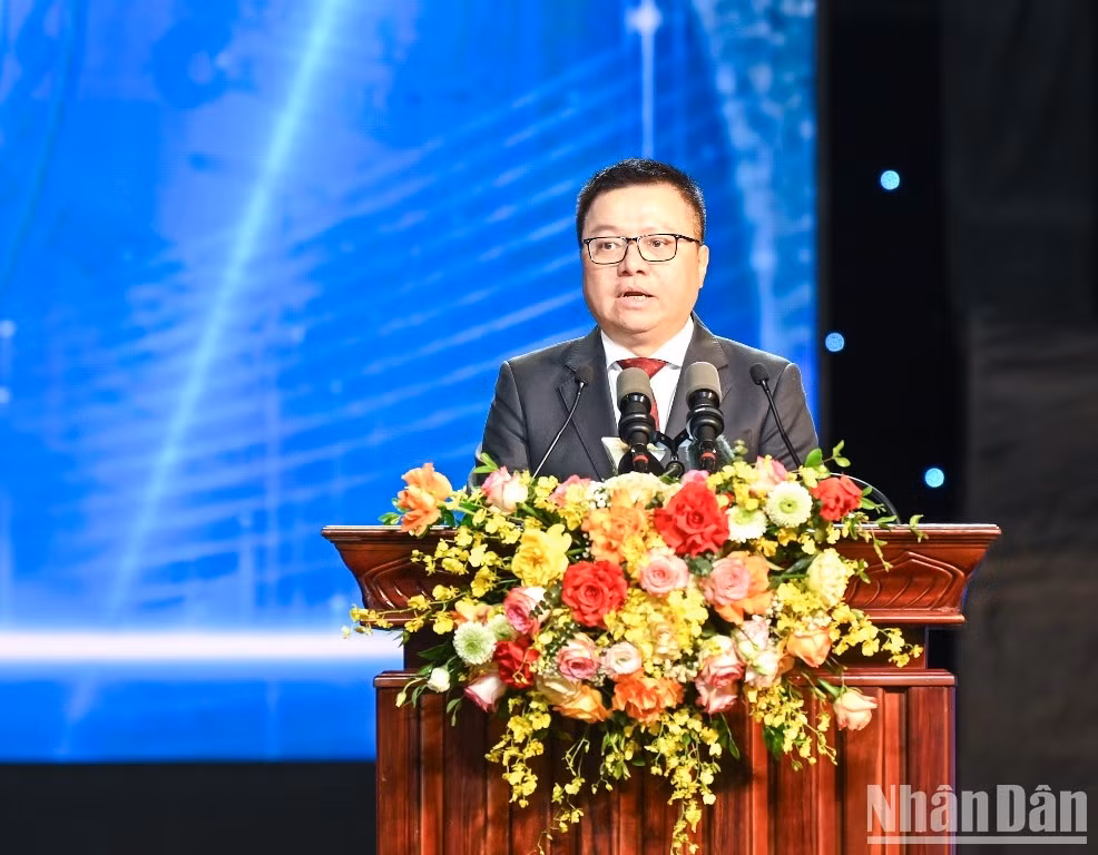 《人民报》社总编辑、中央宣教部副部长、越南新闻工作者协会主席黎国明在会上发表讲话。