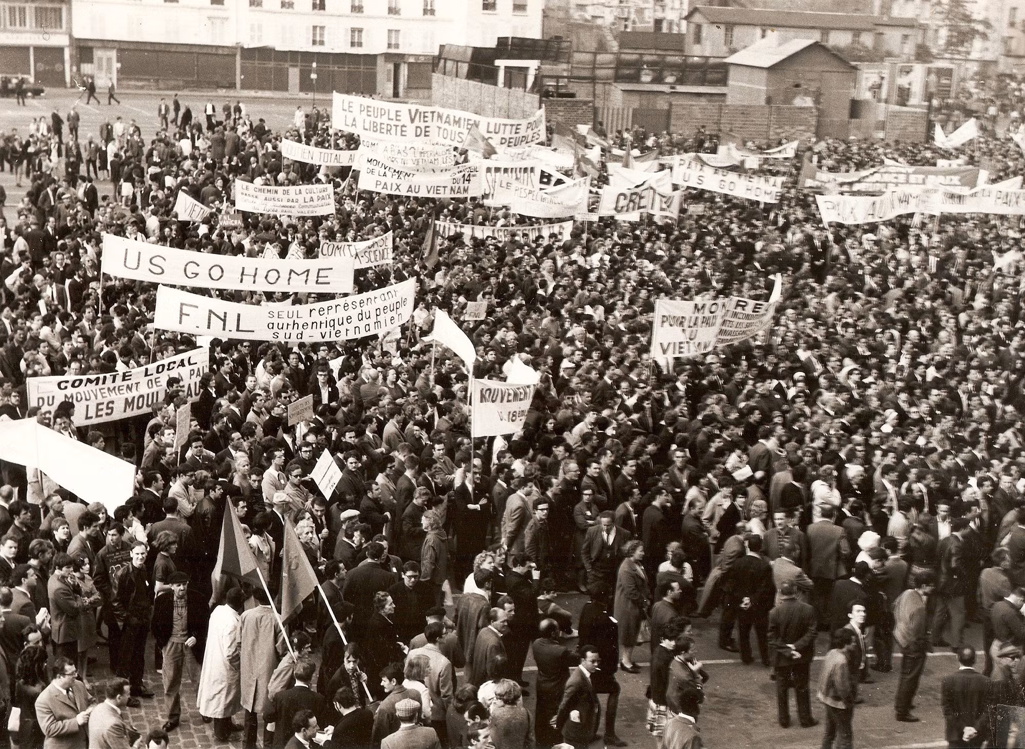 1972年巴黎会议期间，法国各层级人民举行反对在越南战争和恢复和平的游行活动。