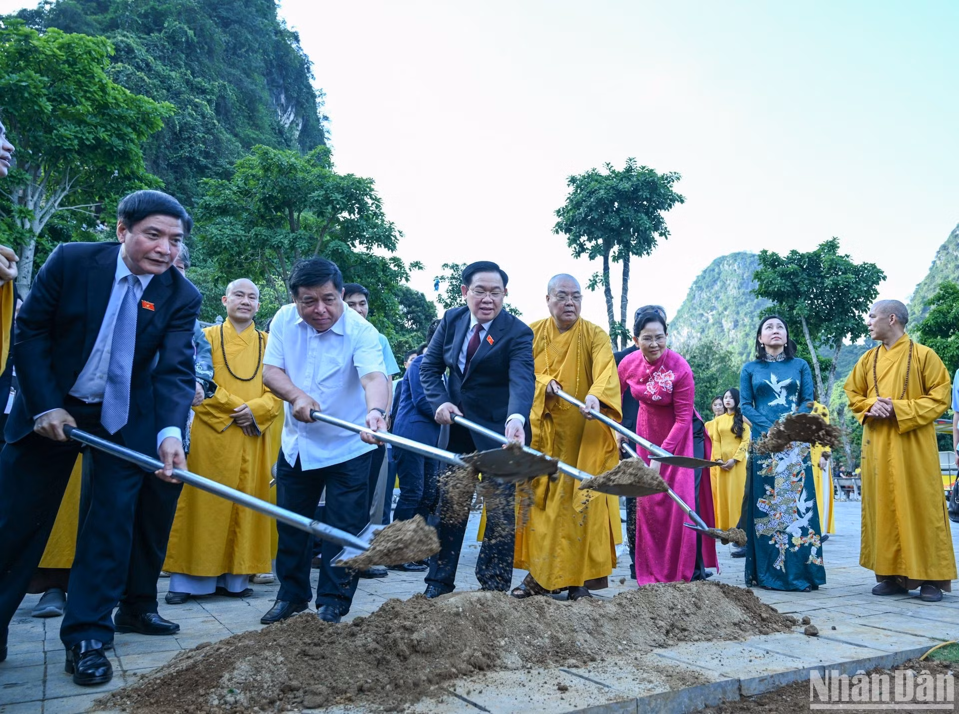国会主席王廷惠在三祝旅游区种植纪念树。