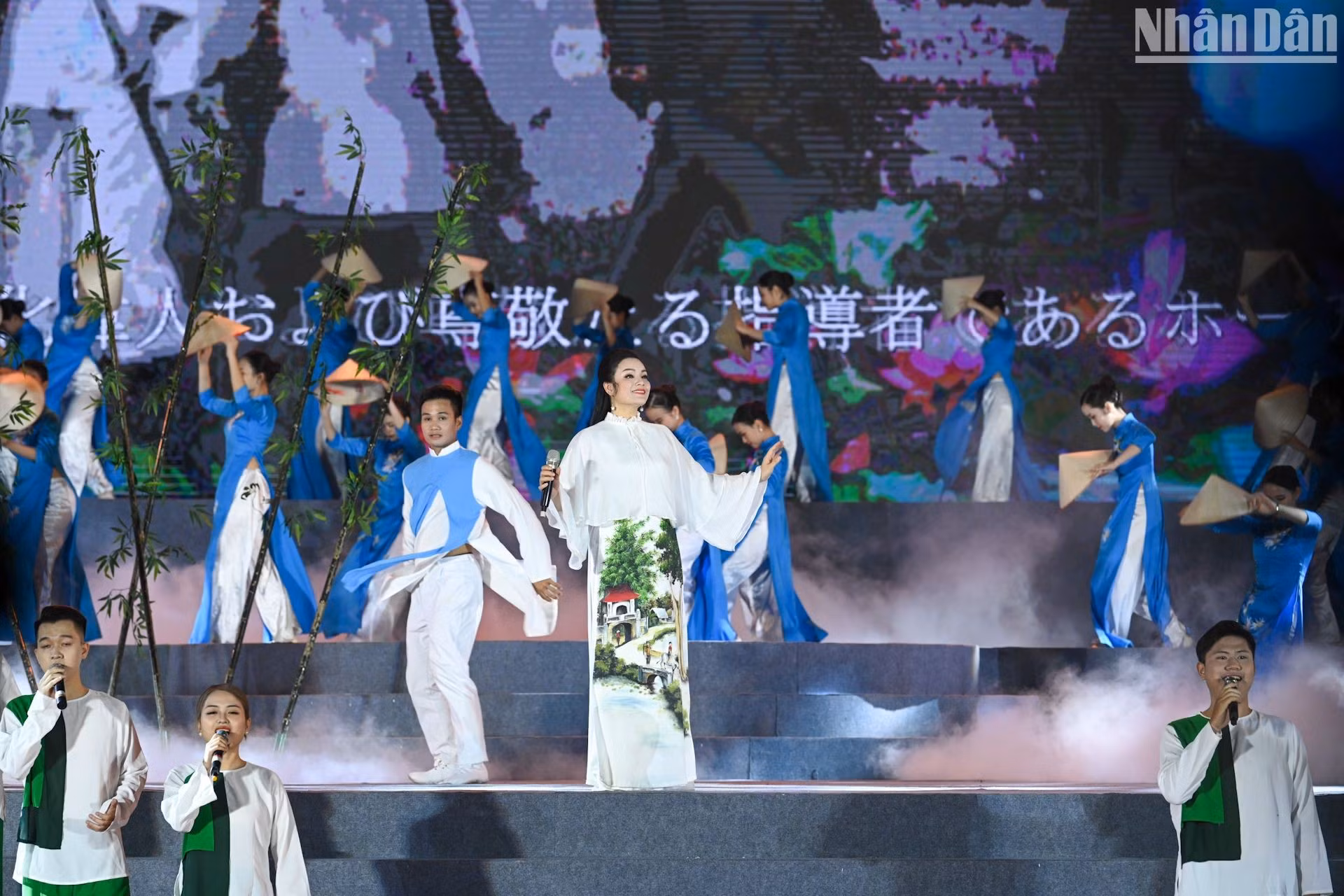 以“河南的骄傲”为主题的艺术节目分为“有这样一个河南”、“文化交融”、“烧香之路”、“三祝-心灵生态旅游区”和“河南香色”等五个环节。