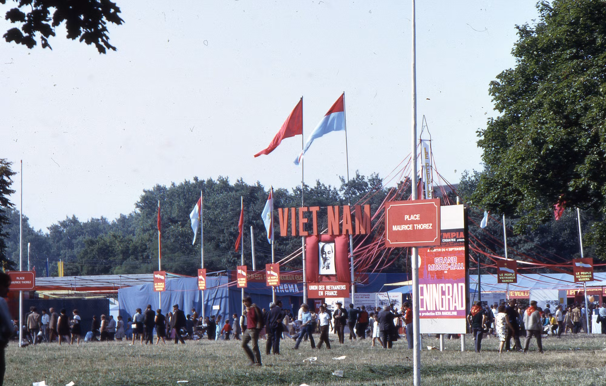 1969年9月举行的法国共产党人道主义新闻协会展览中的越南展位。 反对战争、支持越南人民重获和平、统一祖国的活动层出不穷。