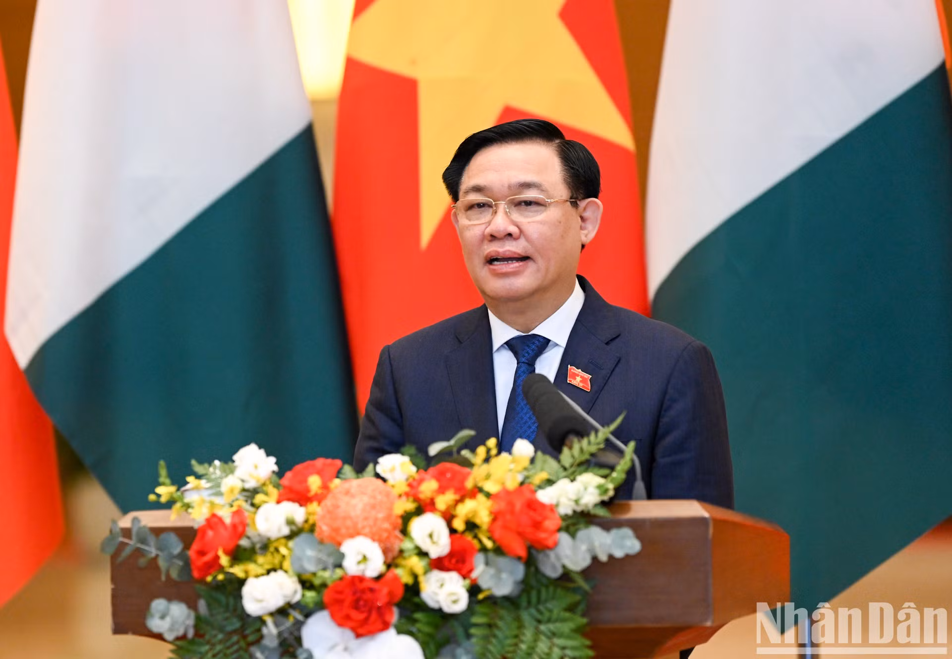 国会主席王廷惠向媒体记者介绍了双方已讨论通过的内容。