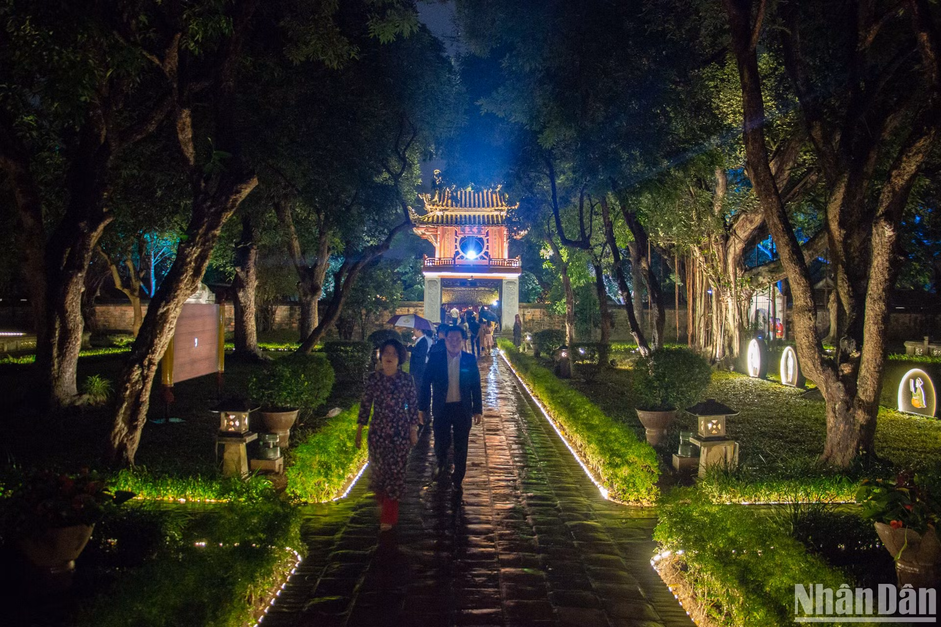 尽管已经多次来到文庙-国子监了,但很多游客仍然喜欢在夜间游览文庙。 门票票价为19.9万越盾/次。 身高1m以下儿童免费入场。 尽管已经多次来到文庙-国子监了,但很多游客仍然喜欢在夜间游览文庙。 门票票价为19.9万越盾/次。 身高1m以下儿童免费入场。