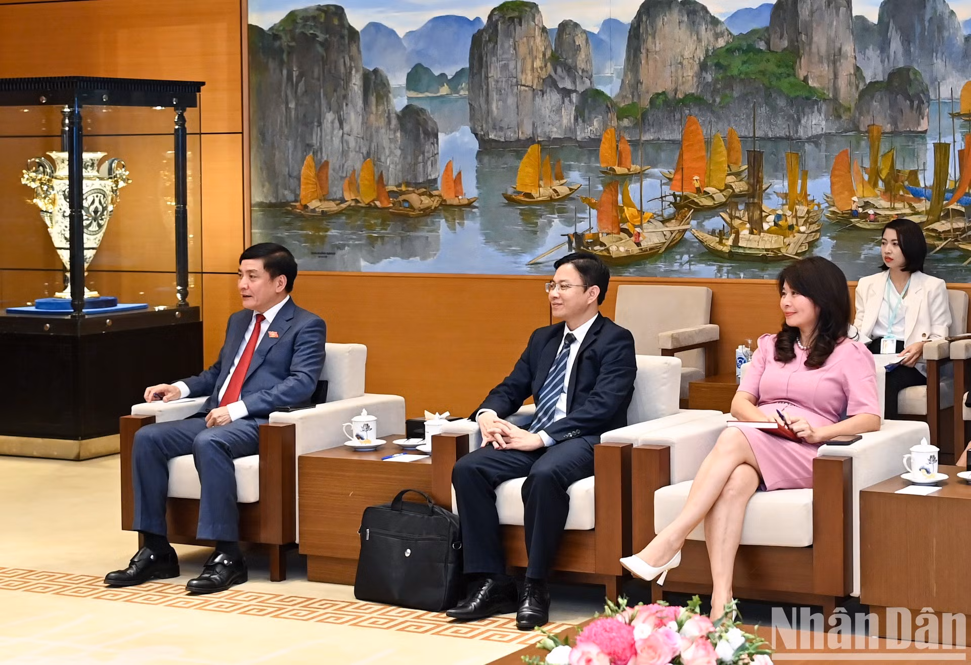 越南国会秘书长、国会办公厅主任裴文强，越共中央对外部副部长吴黎文，国会对外委员会副主任黎秋河等代表出席会见。