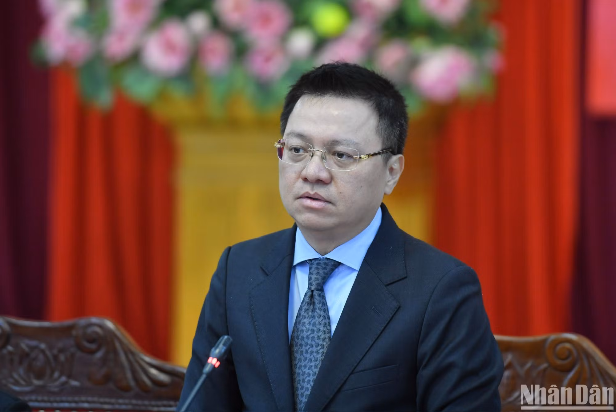 黎国明同志介绍了《人民报》近年来的大力创新，并希望双方更加密切配合，增加有关义安省信息的数量。