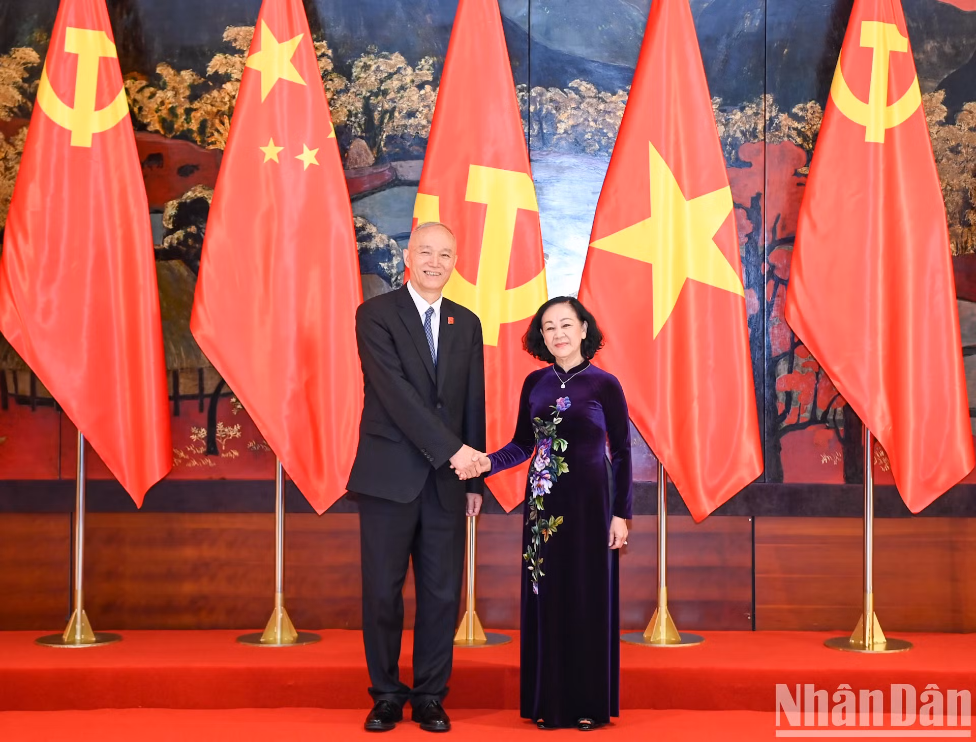 越共中央政治局委员、书记处常务书记、中央组织部部长张氏梅与中共中央政治局常委、中央书记处书记、中央办公厅主任蔡奇。