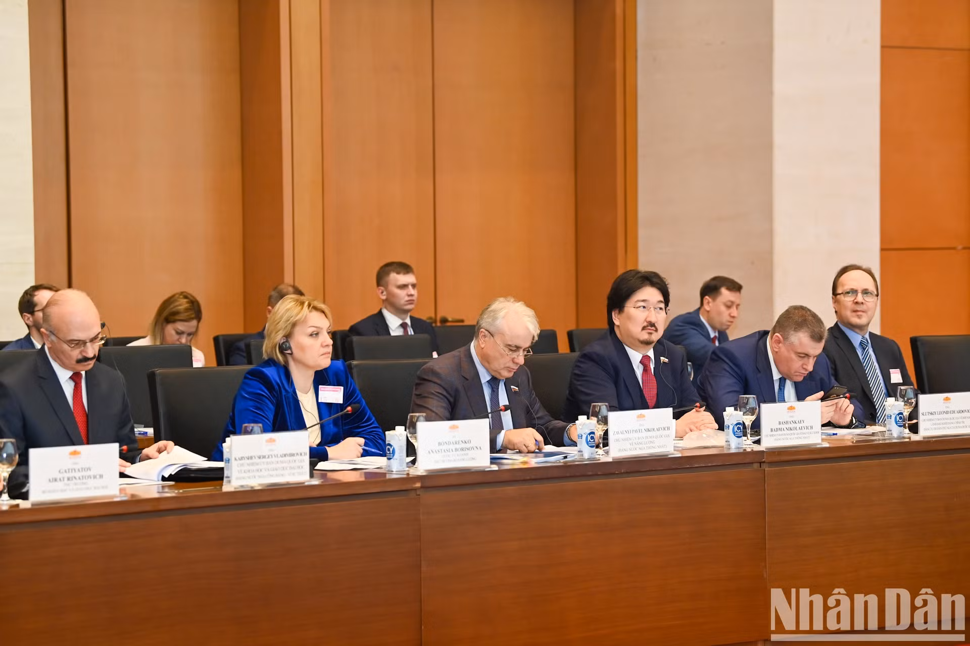 俄罗斯联邦国家杜马代表团代表出席会议。 俄罗斯联邦国家杜马代表团代表出席会议。