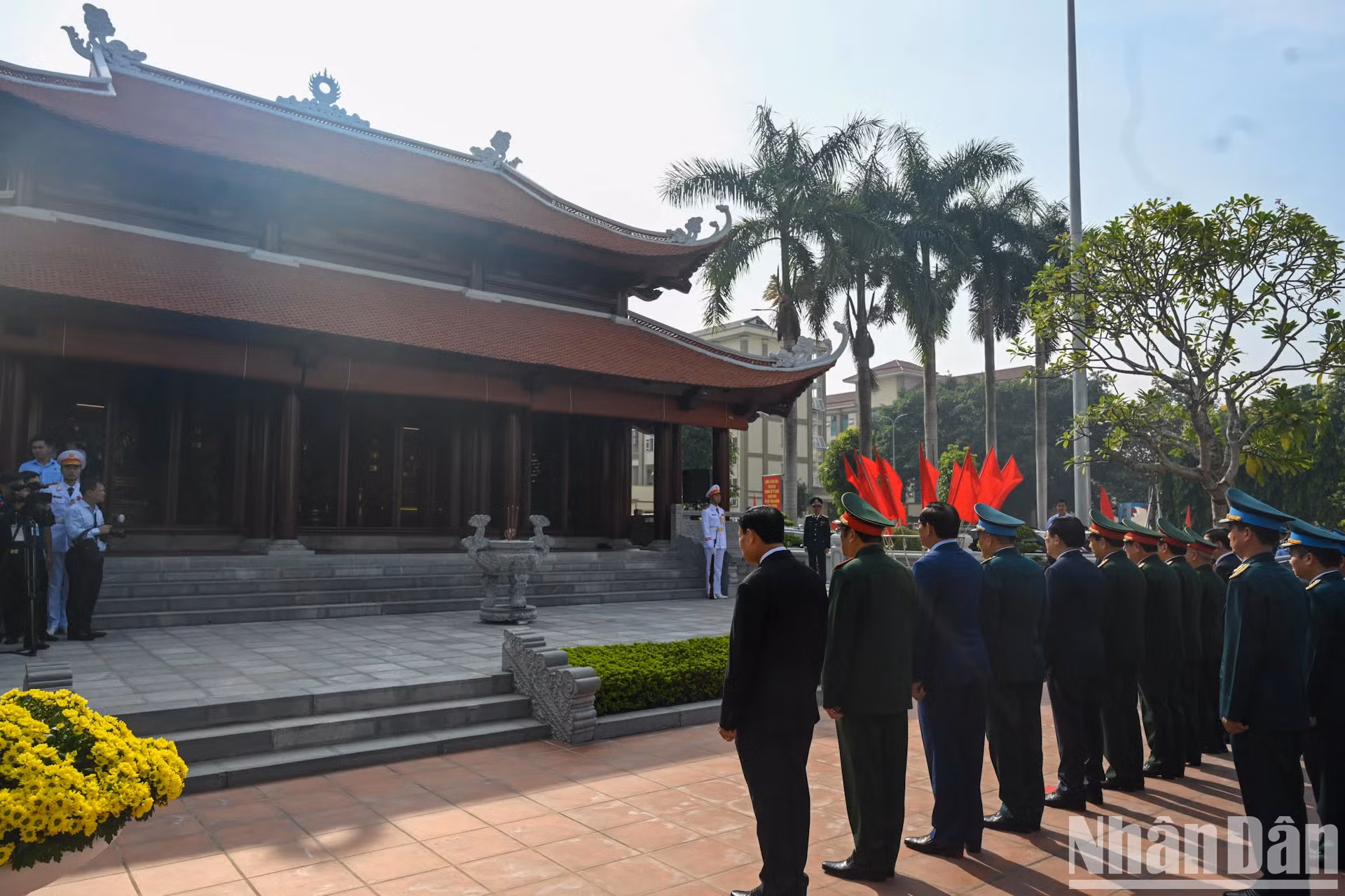 各位领导代表缅怀胡志明主席和防空空军烈士。 各位领导代表缅怀胡志明主席和防空空军烈士。
