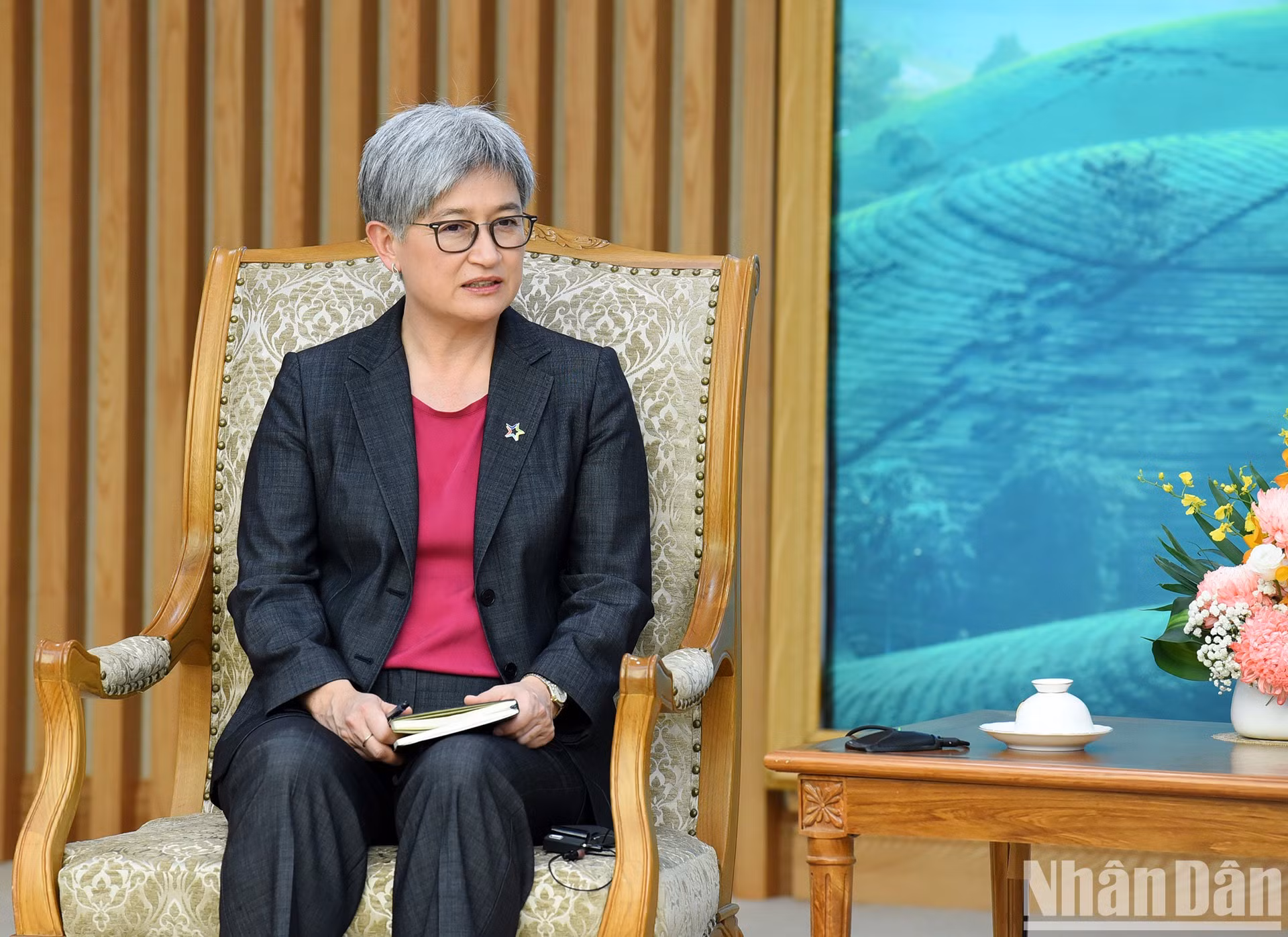 澳大利亚外交部长黄英贤在会见时发表讲话。