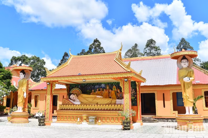 在茶荣省的大多数高棉寺庙里，都会看到一尊释迦牟尼佛涅槃像。