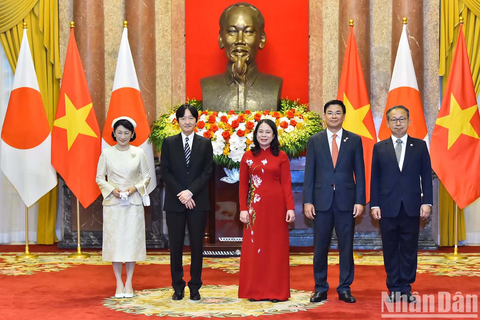 越南国家副主席武氏映春、日本皇嗣秋筱宫文仁亲王和秋筱宫妃纪子与代表们合影。