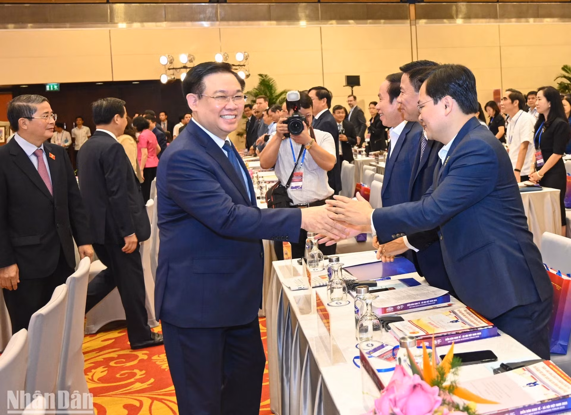 越南国会主席王廷惠与出席论坛的各位代表。