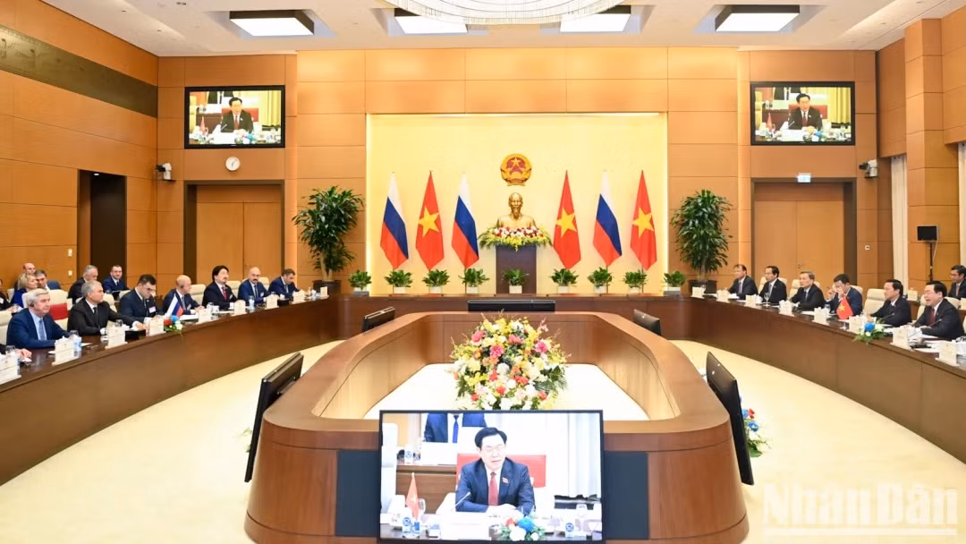 越南国会主席王廷惠和俄罗斯联邦国家杜马主席维亚切斯拉夫·维克多罗维奇·沃洛金举行会谈。 越南国会主席王廷惠和俄罗斯联邦国家杜马主席维亚切斯拉夫·维克多罗维奇·沃洛金举行会谈。