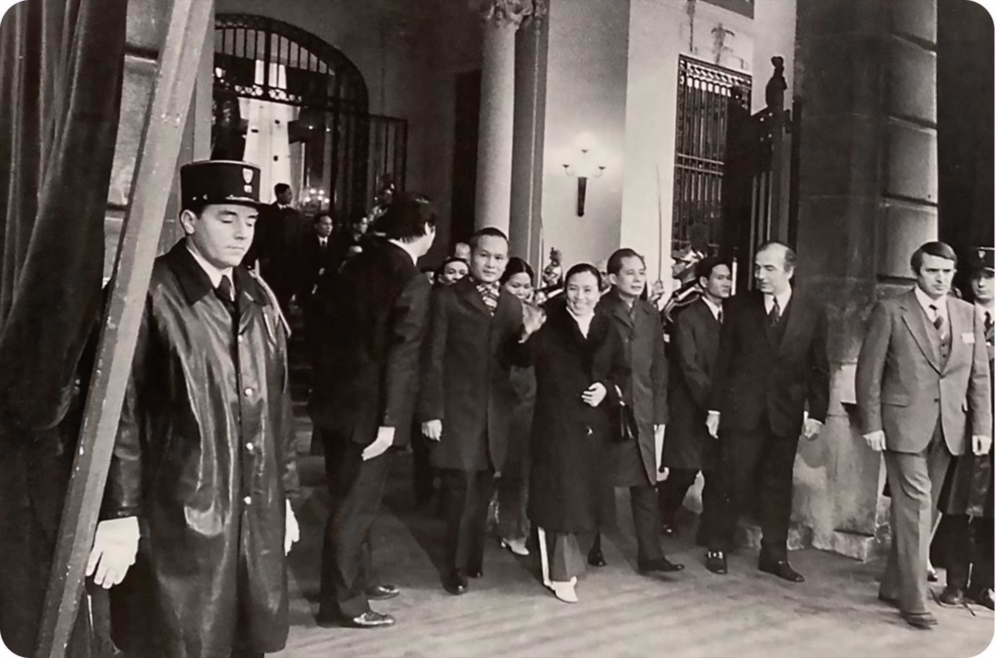 越南南方共和国临时革命政府谈判代表团团长的阮氏平女士在进入克莱贝尔国际会议中心签署《巴黎协定》前，向旅外越南人、法国人和记者挥手致意。