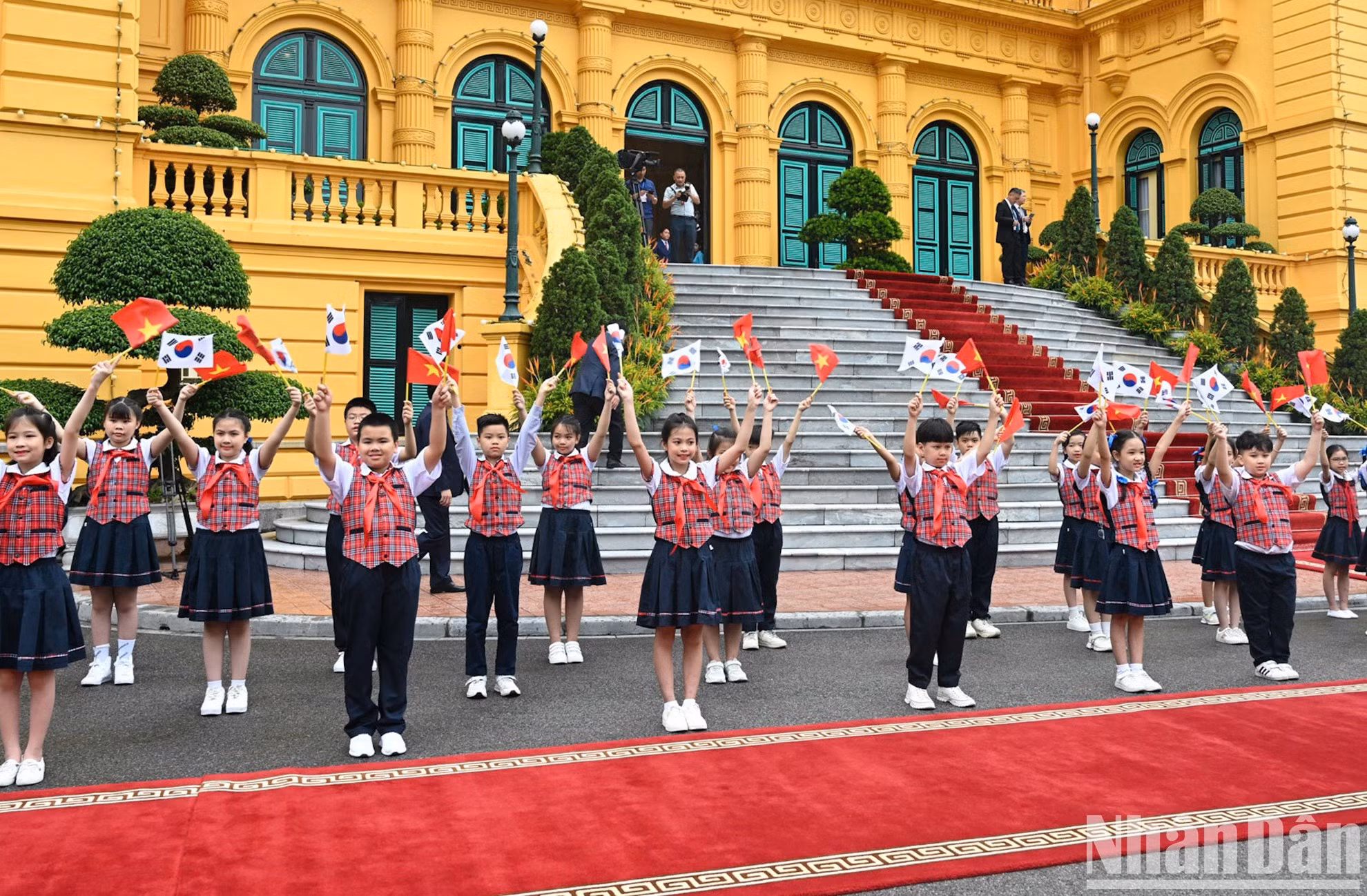 首都儿童们欢迎大韩民国总统尹锡悦和夫人对越南进行国事访问。 首都儿童们欢迎大韩民国总统尹锡悦和夫人对越南进行国事访问。