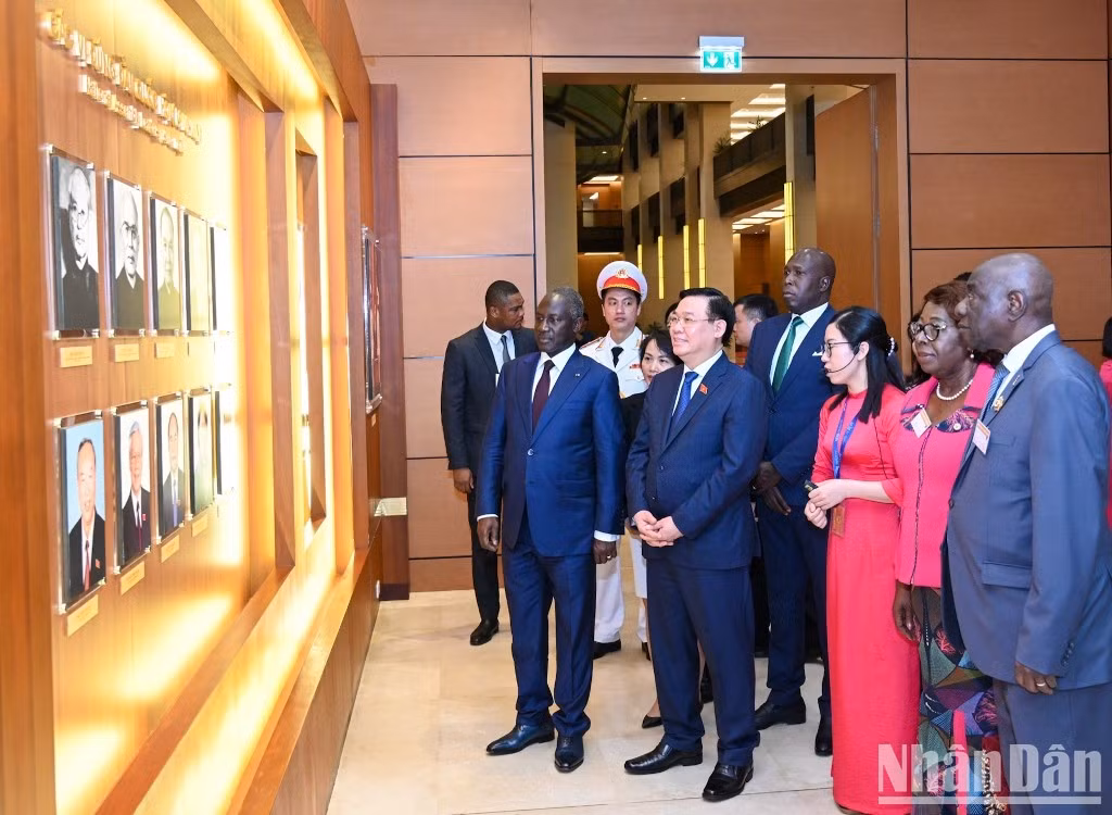 越南国会主席王廷惠与科特迪瓦国民议会议长阿达马·比克多戈等各位代表参观越南国会传统陈列室。