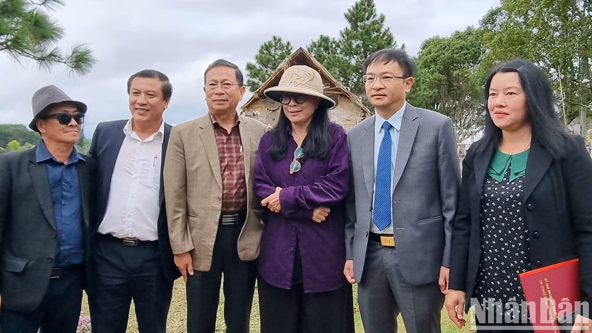 大叻市人民委员会主席邓光秀希望今天的节目能够传达保护和弘扬西原地区少数民族独特文化价值观的愿望。 以此为人民创造美好生活，为促进当地社会经济文化发展作出贡献。