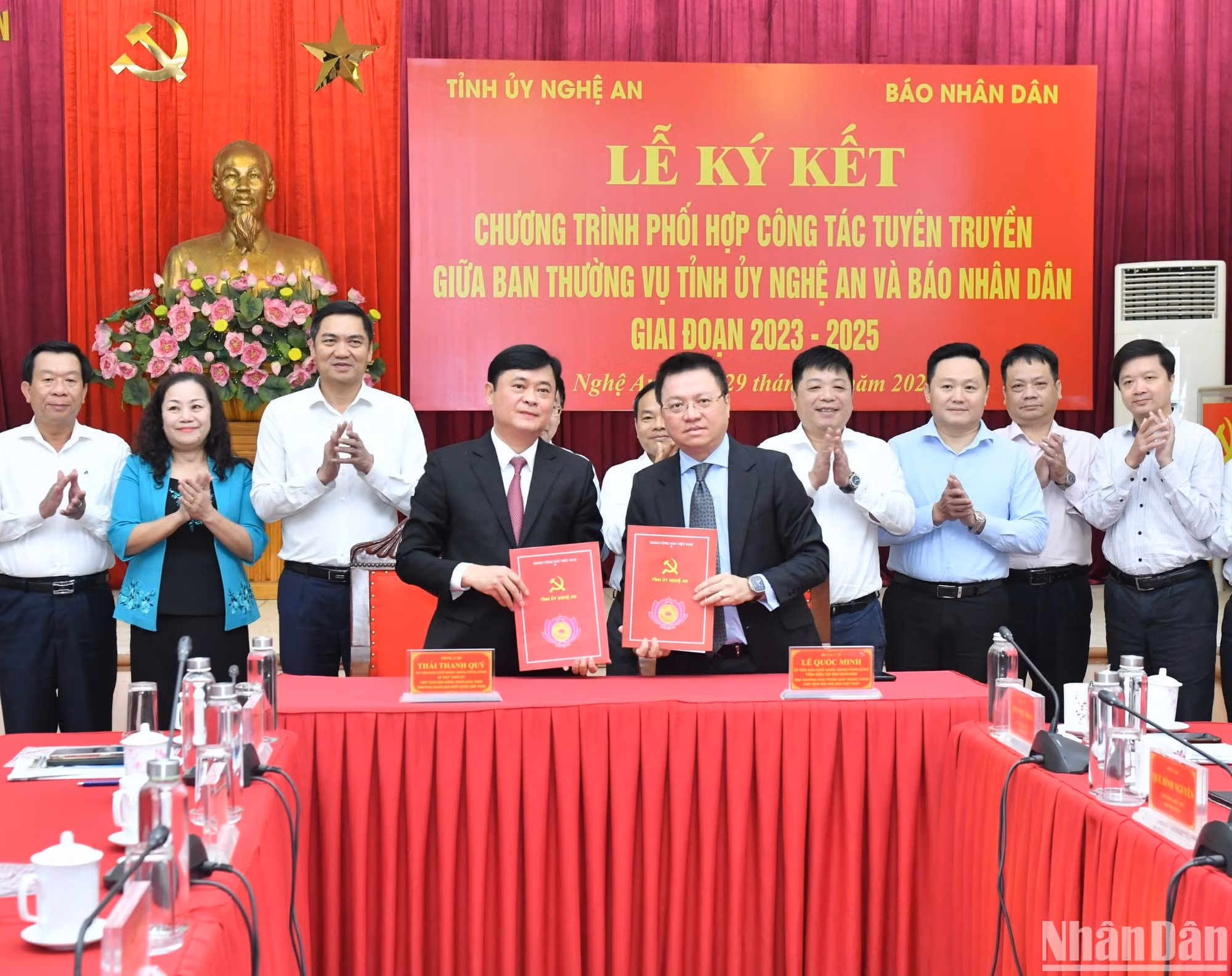 2023-2025年阶段《人民报》社与义安省省委的合作宣传计划签字仪式。