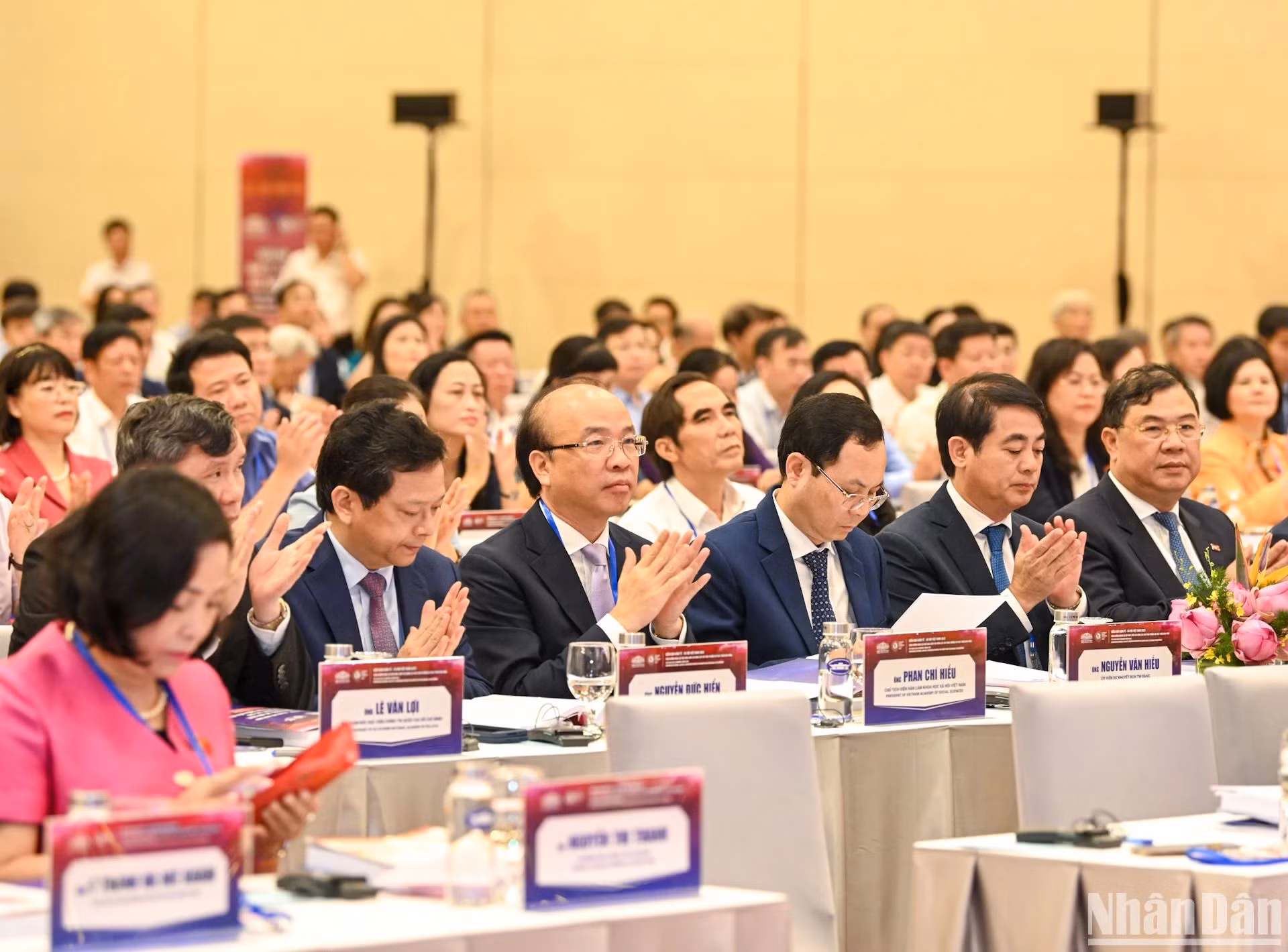 该论坛吸引400多名代表在国家会议中心直接出席论坛。论坛主会场还与许多国内外科学院、大学院校等的分会场视频连线。