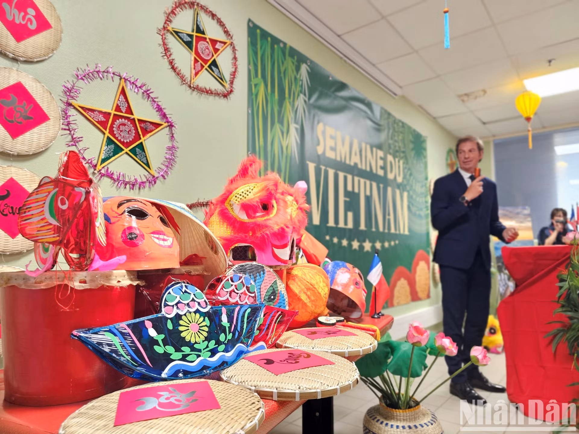 越南商品周给人留下了特别的印象，家乐福超市的展示空间里充满了彩灯、五星灯笼和装饰品的色彩。 因此，家乐福不仅仅是一个商品分销渠道，也是向国际友人传播越南美食文化和风味的桥梁。