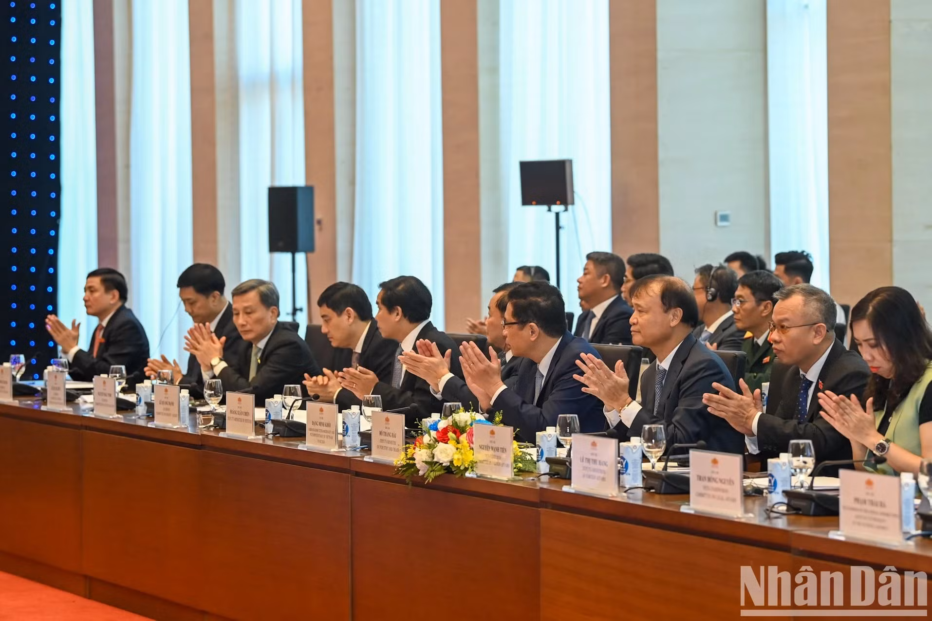 越南国会代表以及各部位行业领导出席会议。 越南国会代表以及各部位行业领导出席会议。