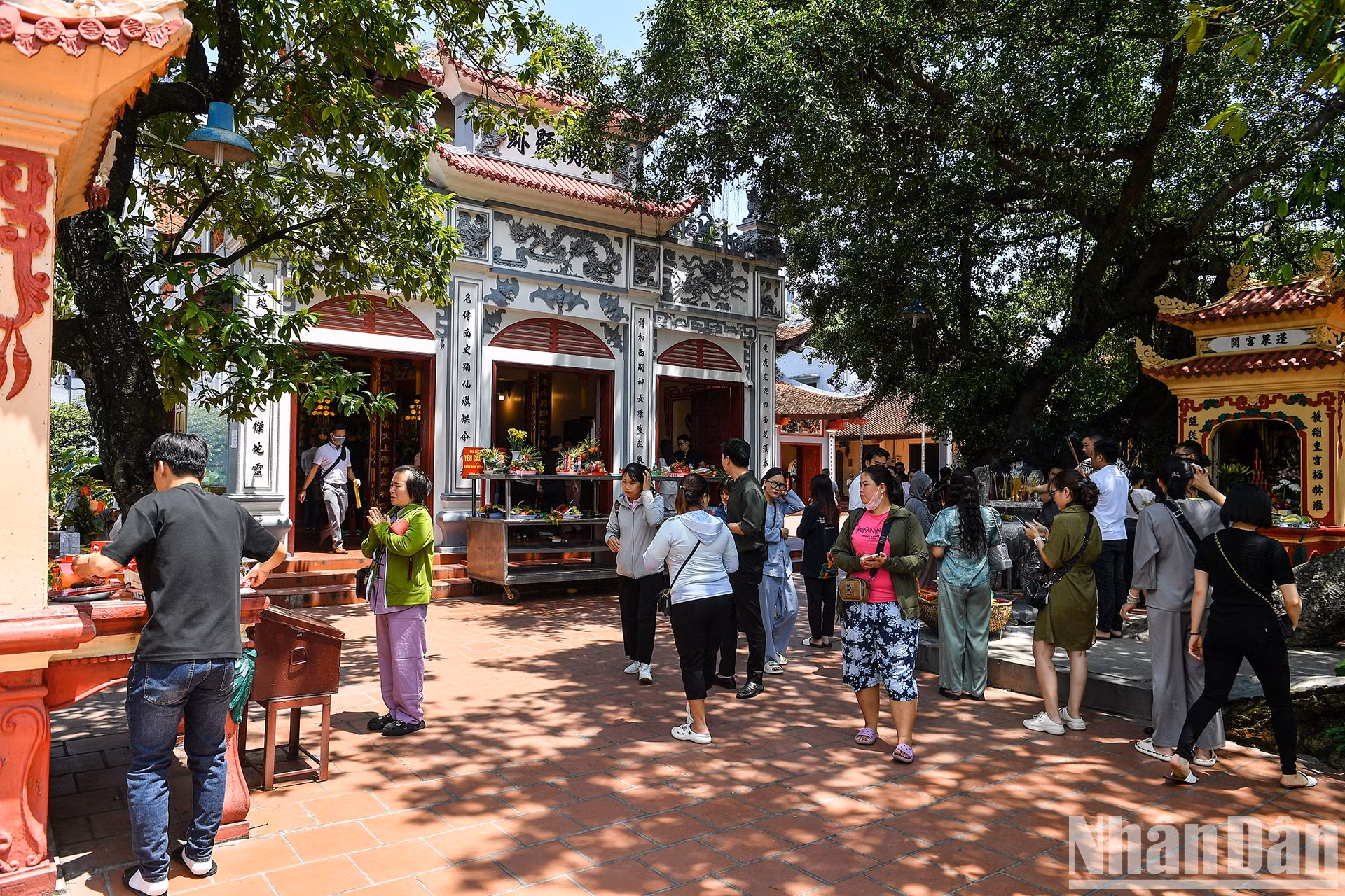 在西湖府，许多人前来祈愿父母身体健康。