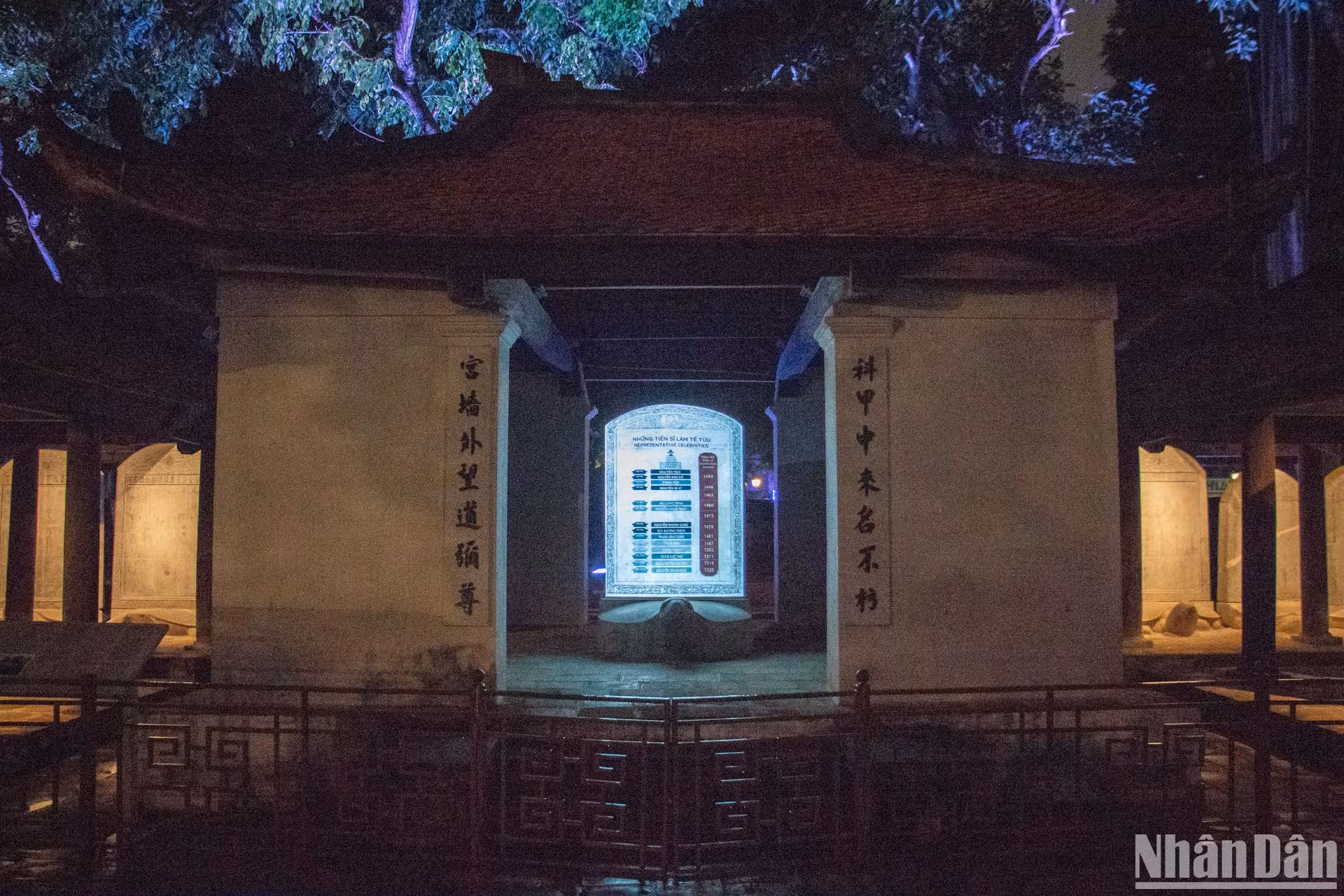 通过现代投影技术,升龙博士石碑摆脱了几百年来沉默无言的石头表面,以生动的方式讲述了科举考试的故事,如每次考试的考生人数,试题类型,每次考试中参与的官员,以及新科博士所受到的恩宠。 通过现代投影技术,升龙博士石碑摆脱了几百年来沉默无言的石头表面,以生动的方式讲述了科举考试的故事,如每次考试的考生人数,试题类型,每次考试中参与的官员,以及新科博士所受到的恩宠。