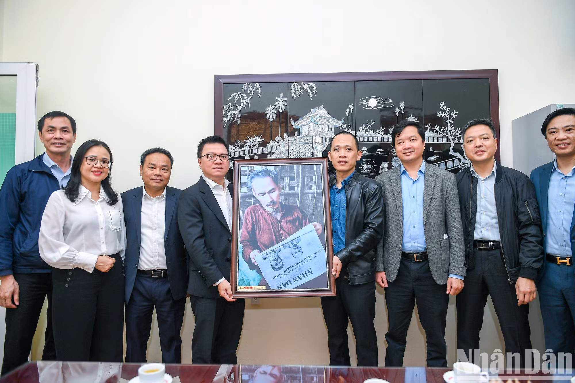 黎国明同志向《人民报》常驻山罗省代表机构赠送纪念品。