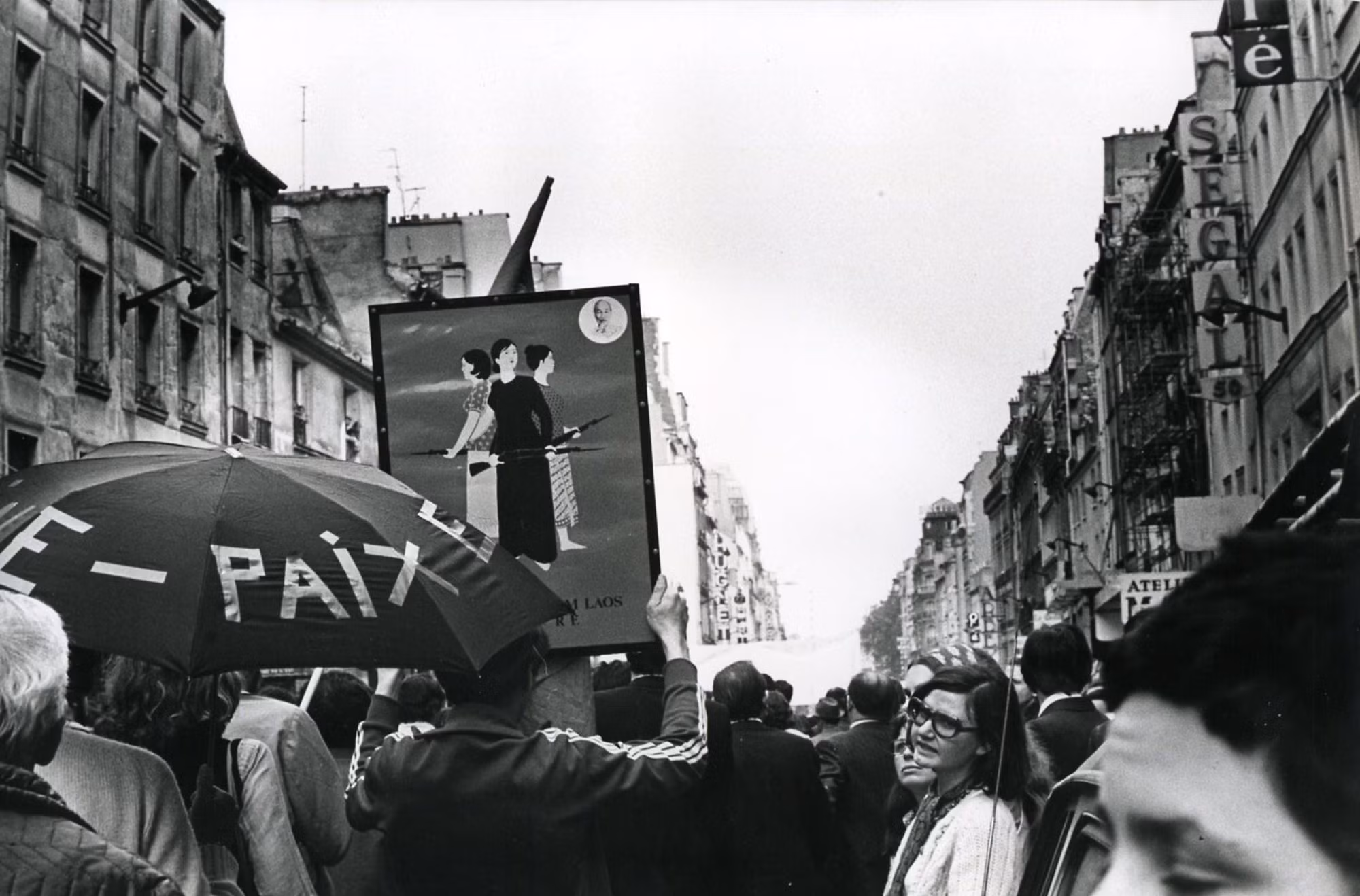 1972年2月，巴黎郊区凡尔赛市的人民游行要结束战争以在越南建立和恢复和平。