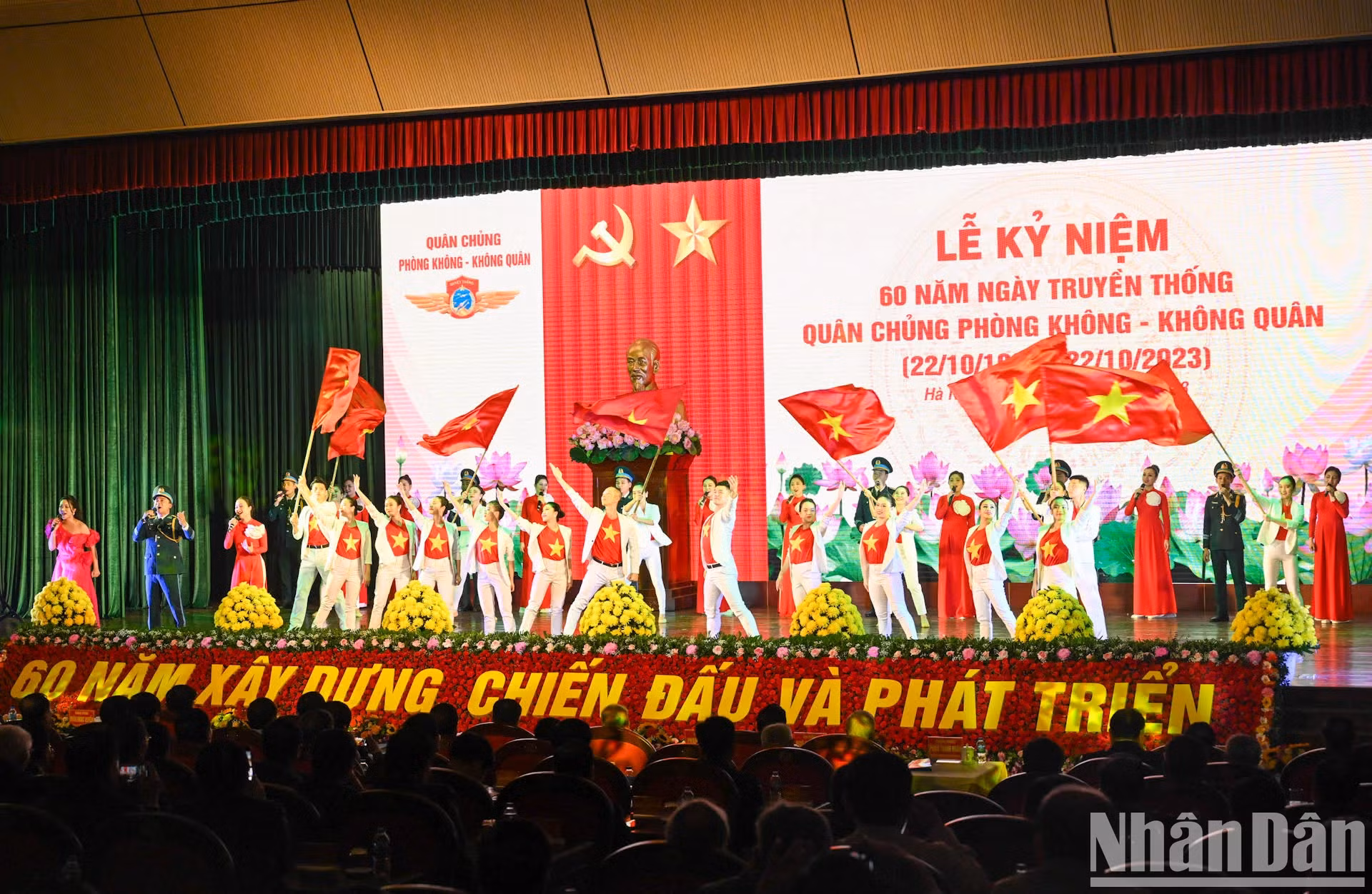 防空空军干部战士在纪念典礼上演出的艺术节目。 防空空军干部战士在纪念典礼上演出的艺术节目。