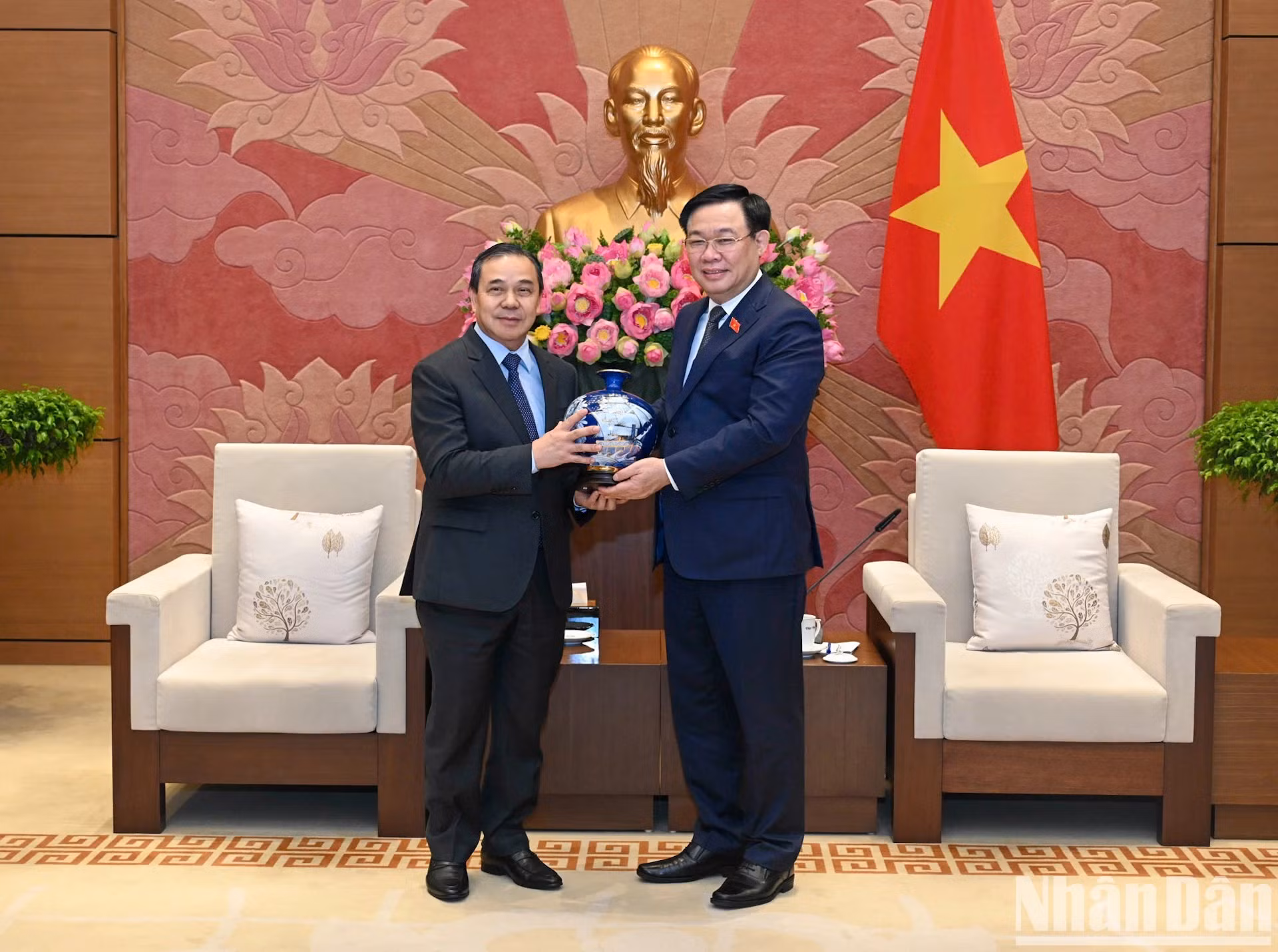 越南国会主席王廷惠向老挝驻越南大使森菲特•洪邦光赠送纪念品。
