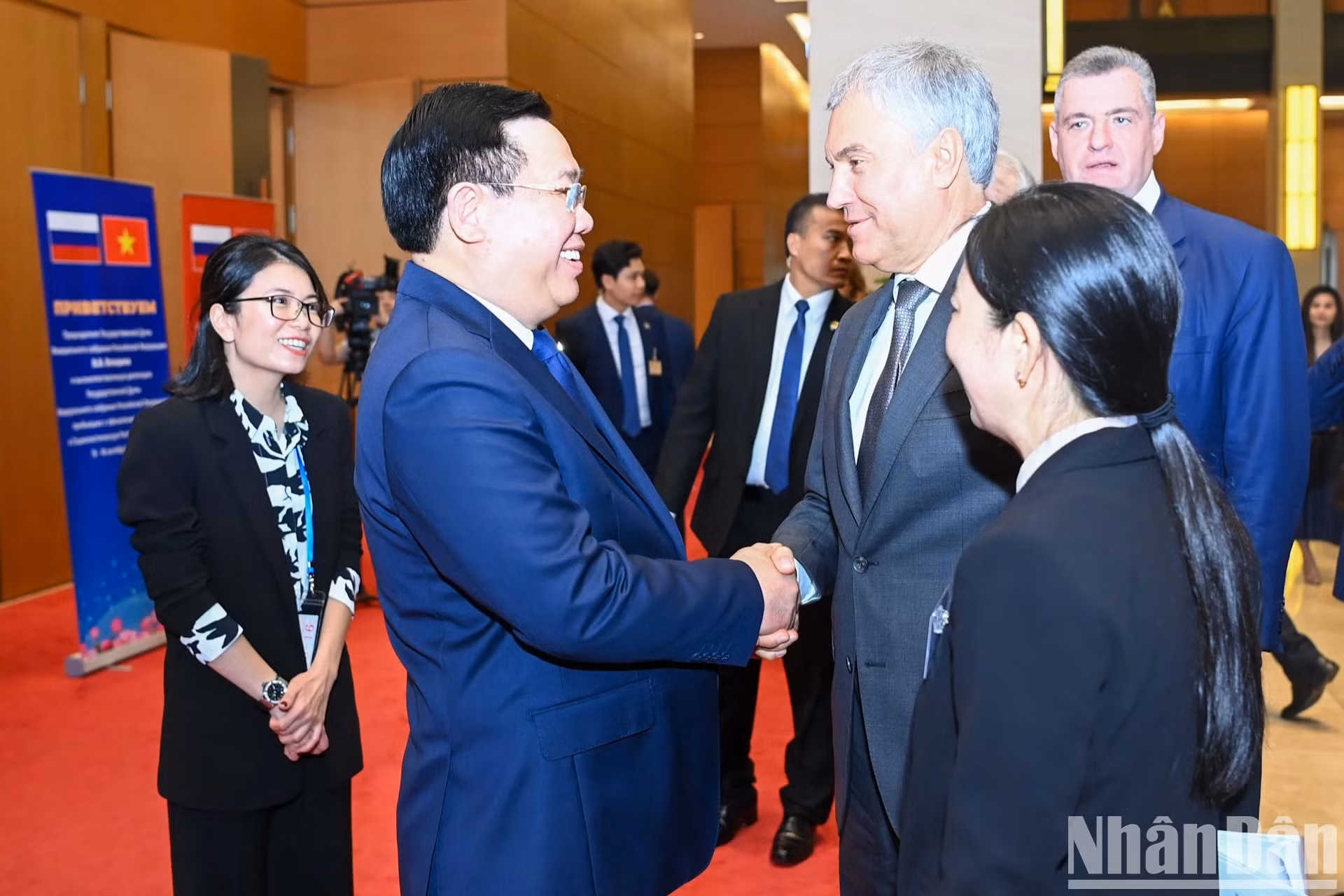 越南国会主席迎接俄罗斯国家杜马主席维亚切斯拉夫·沃洛金。 越南国会主席迎接俄罗斯国家杜马主席维亚切斯拉夫·沃洛金。