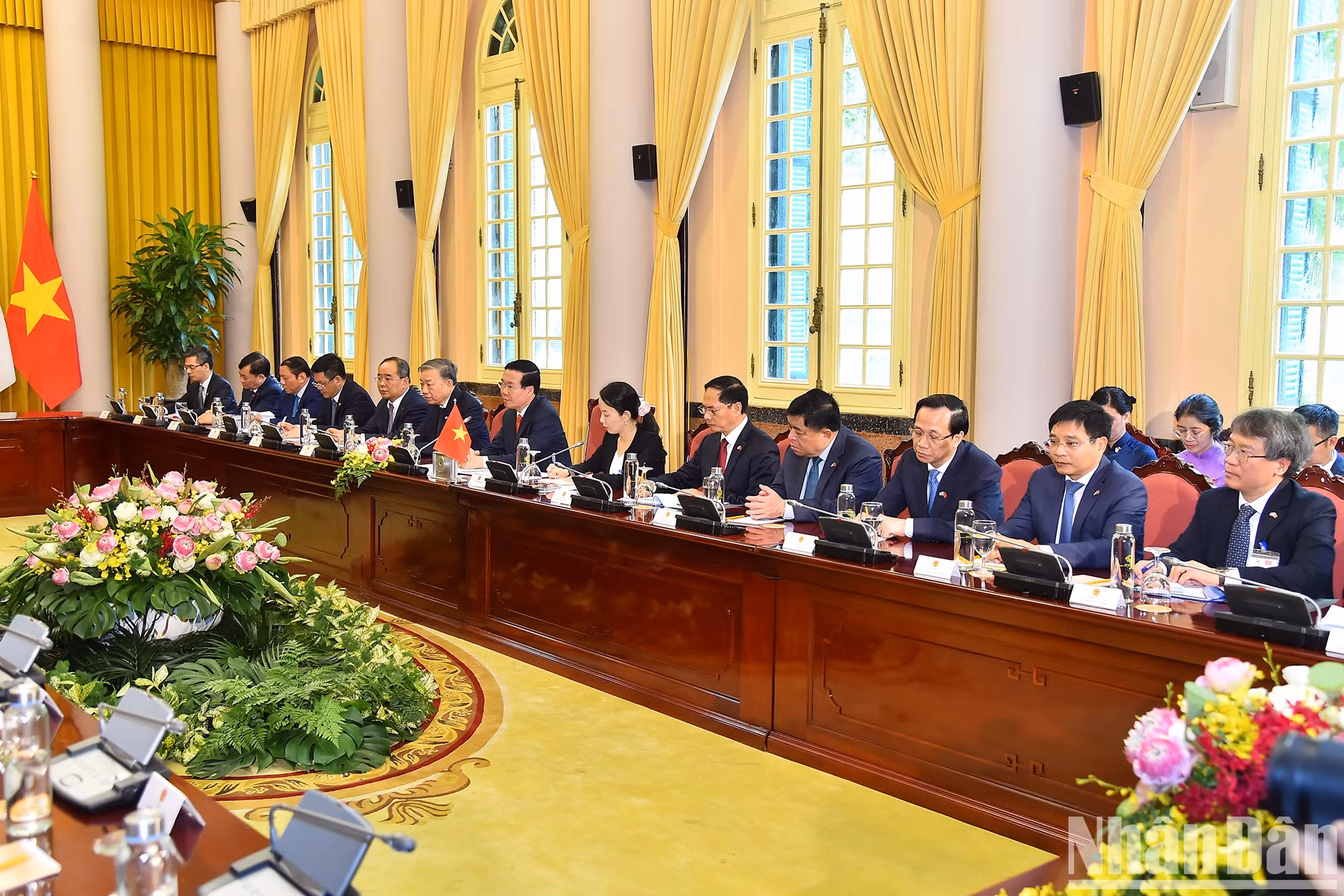 武文赏主席以及越南代表团成员出席会谈。 武文赏主席以及越南代表团成员出席会谈。