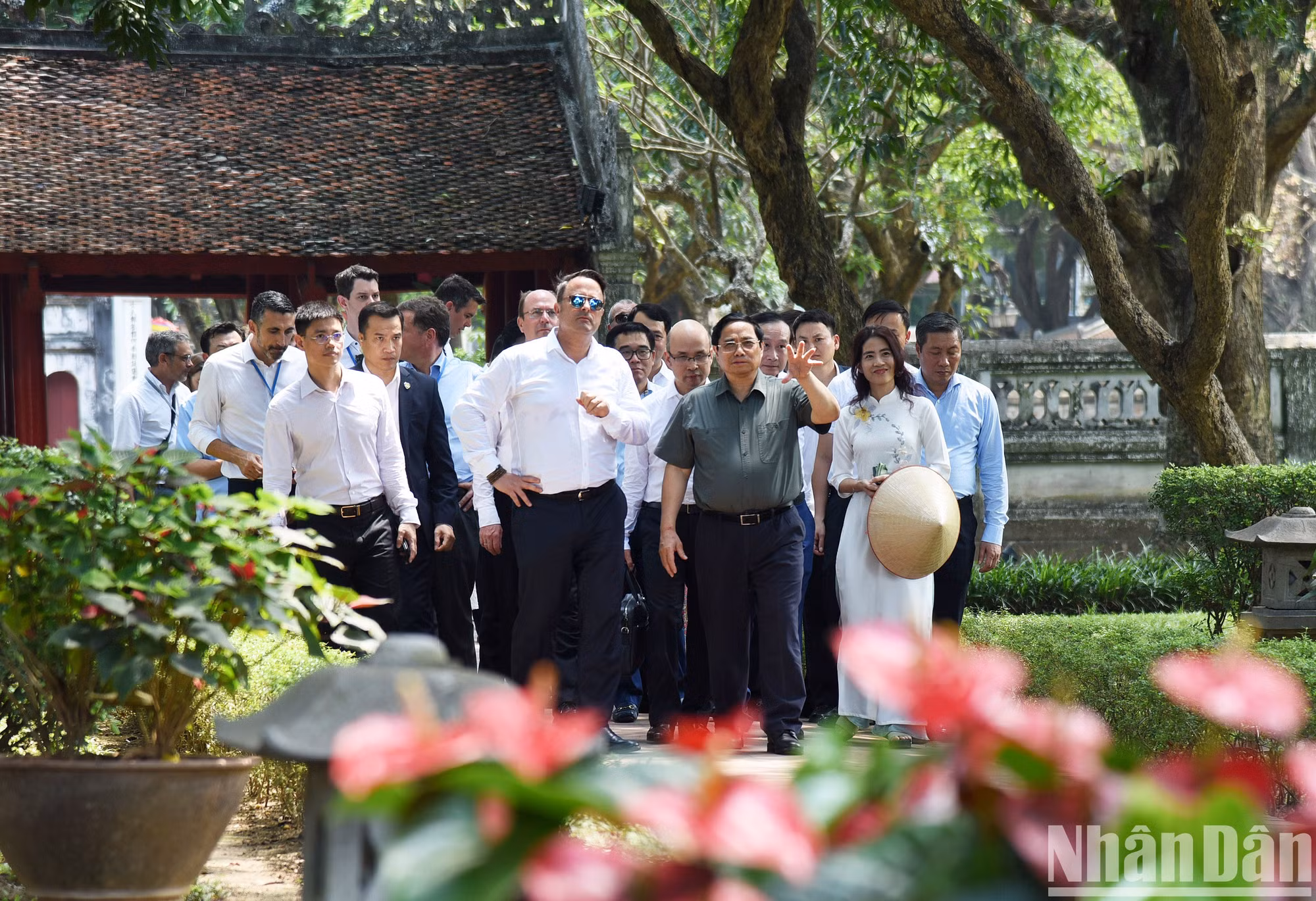 范明正总理向贝泰尔首相介绍文庙-国子监的历史。（陈海 摄）