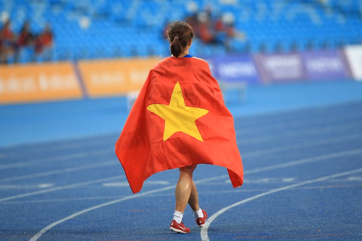 这位27岁的女运动员透露，她在完成第一个比赛项目后要求主办方不要进行兴奋剂检查，因为她必须马上进入下一个比赛。 阮氏莺说：“我很感激，有很多亲人、家人和朋友一直陪伴着我，给我加油，给我克服困难的力量”。