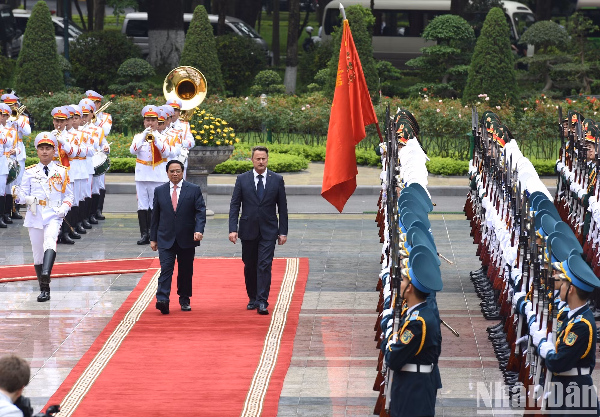 范明正总理同格扎维埃·贝泰尔首相共同检阅仪仗队。