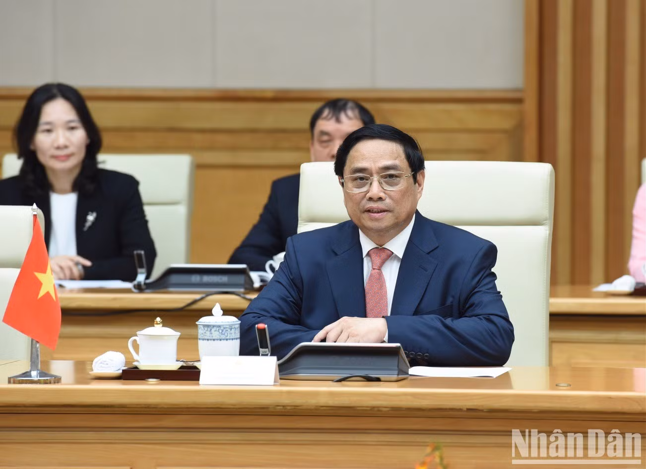 范明正总理发表讲话。