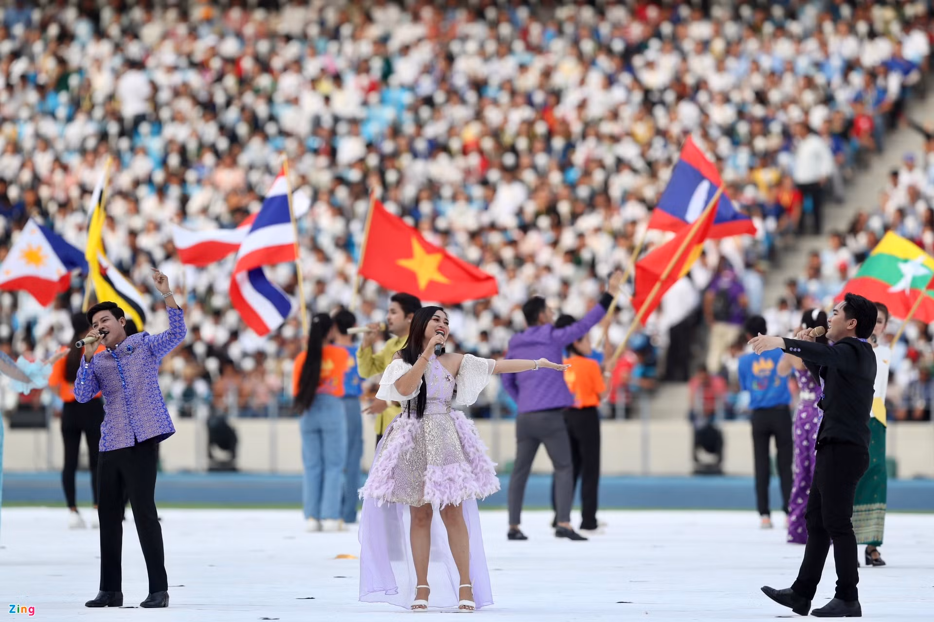 题为《柬埔寨的骄傲》(Cambodian Pride)的歌曲将结束音乐和灯光表演节目，柬埔寨4名著名歌手Preap Sovath、 Khemarak Sereymun、 Khum 和 Ton Chanseyma将一起演唱该歌曲。