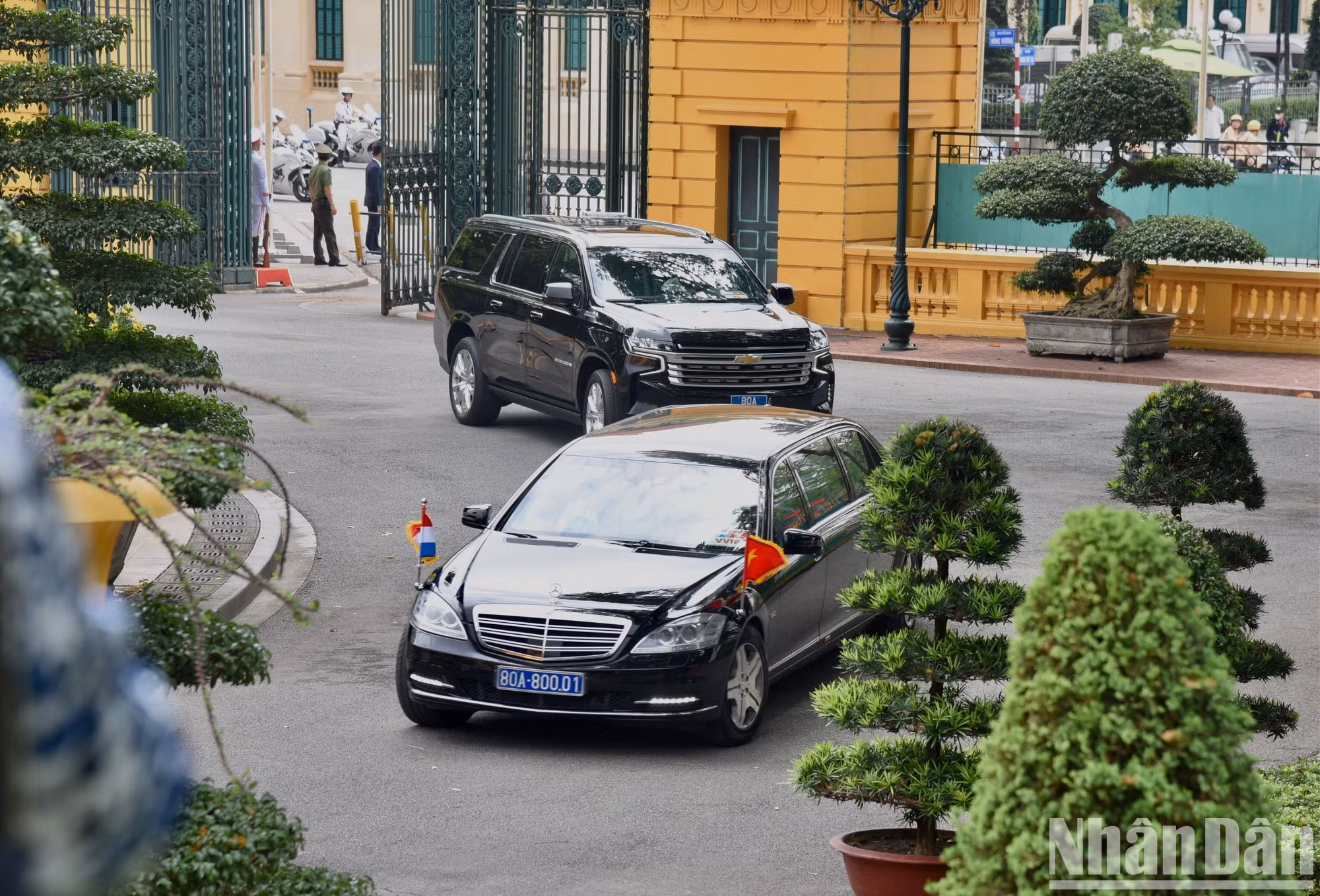 卢森堡大公国首相格扎维埃·贝泰尔车队抵达主席府。