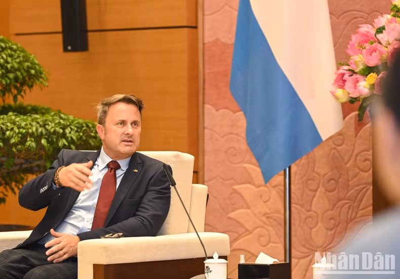 卢森堡大公国首相格扎维埃·贝泰尔交换意见。